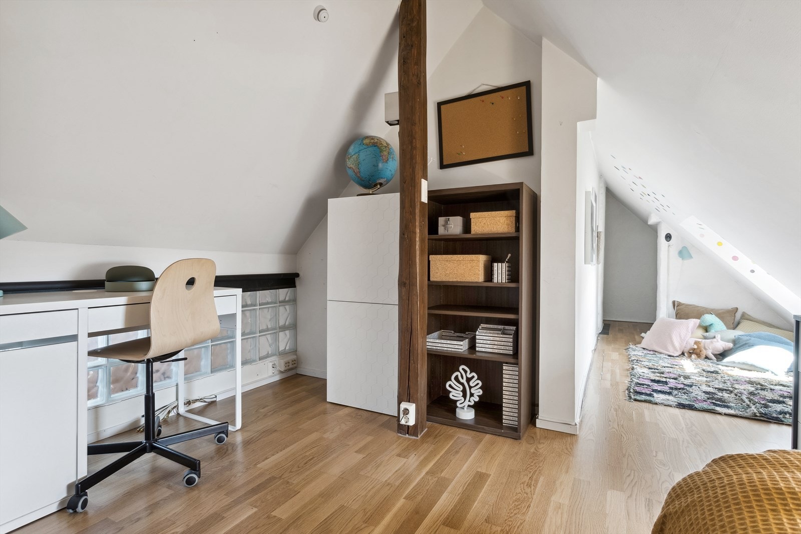 Byggemeldt hems innredet som soverom (ikke godkjent soverom). Galleribilde