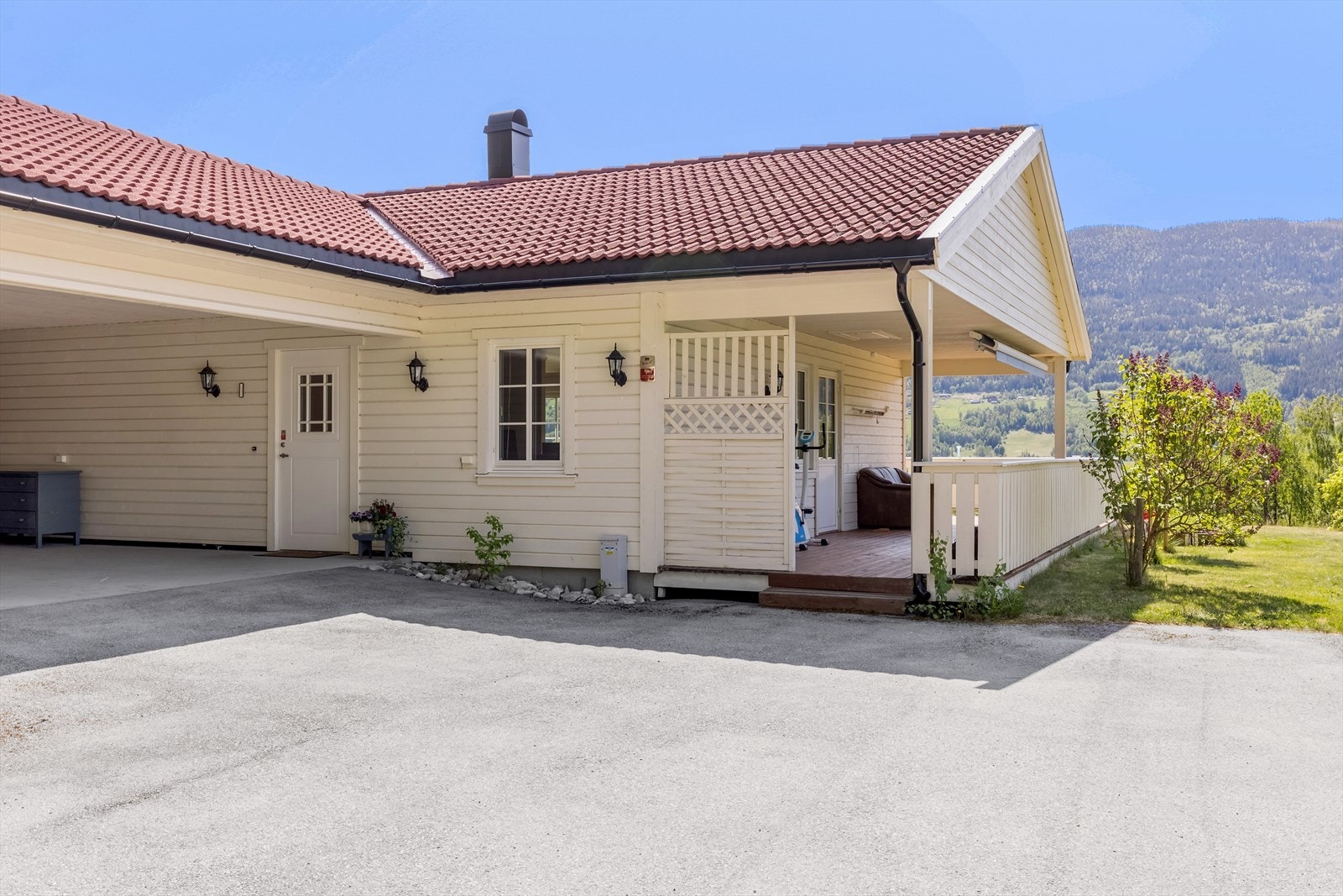 Inngangsparti er praktisk inntrukket i carporten Galleribilde