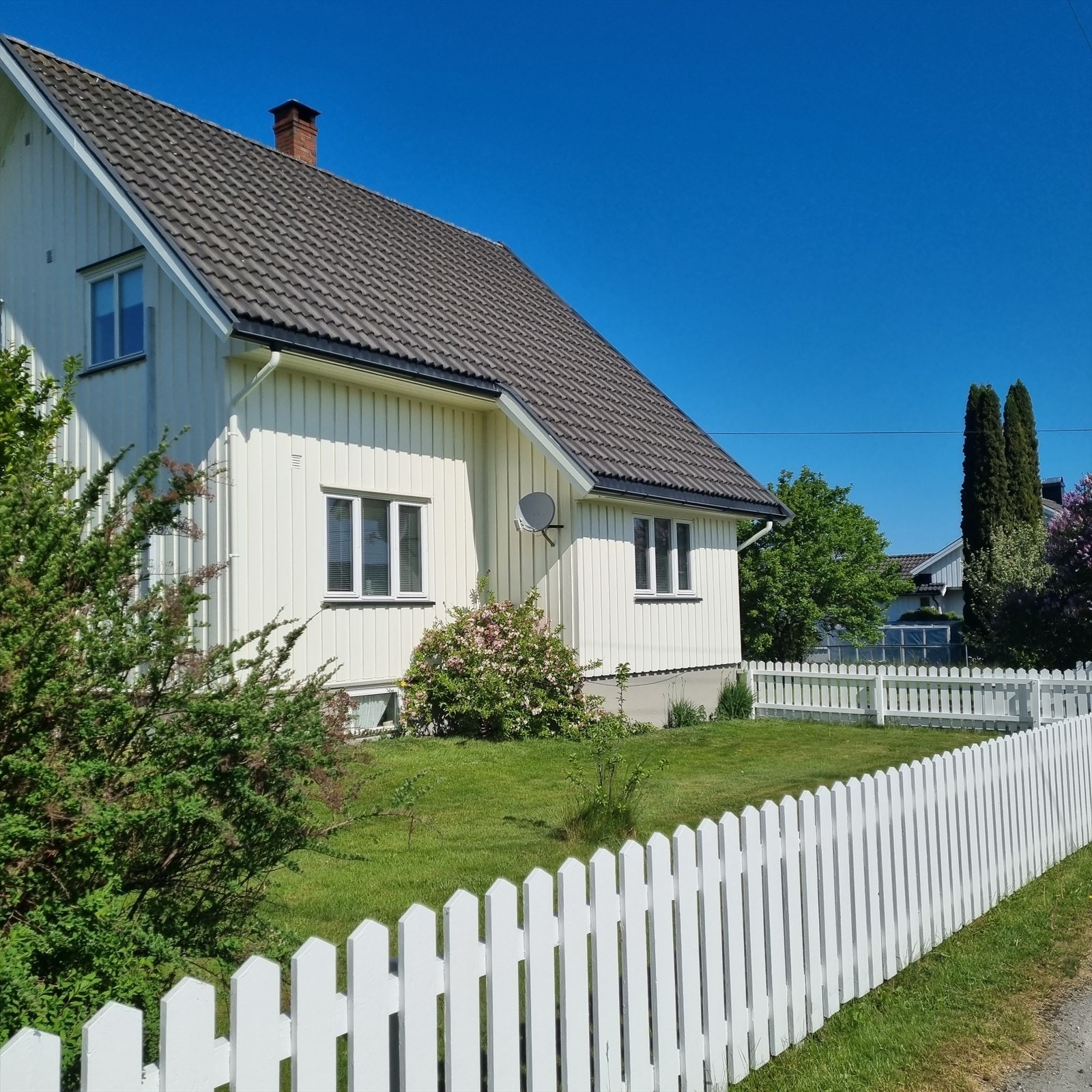 Godt vedlikehold og oppgradert enebolig i et meget barnevennlig og attraktivt boligområde med nærhet til det meste. Galleribilde