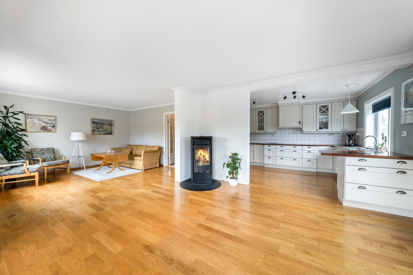 Overflater innvendig består hovedsakelig av parkett på gulv, malte tapetserte plater på vegger og malte plater og trepanel i himling. Lyse rom med moderne fargevalg og pen utførelse. Galleribilde
