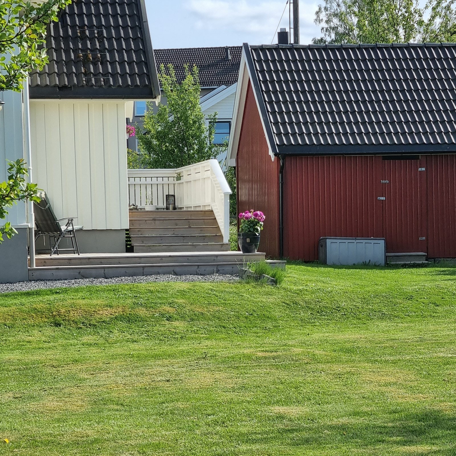 Her kan man glede seg over å ha kort gangavstand til det aller meste, herunder Moflata barneskole, Kjørbekk barneskole og Gimsøy ungdomsskole, samt flere barnehager. Galleribilde