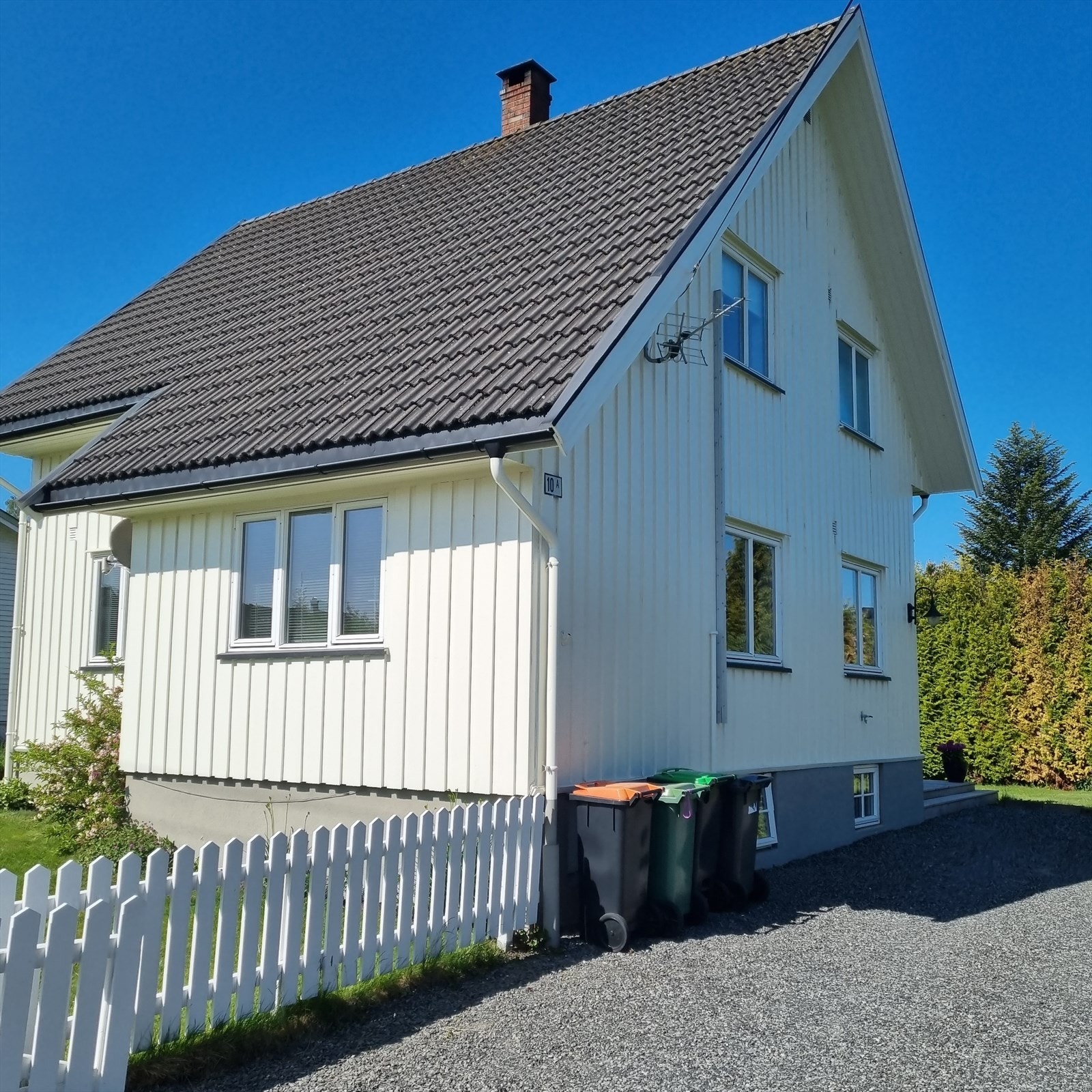 Det er gjerde rundt eiendommen som eier opplyser tilhører denne eiendommen, i tillegg til at det er stedvis hekkbeplanting. Galleribilde