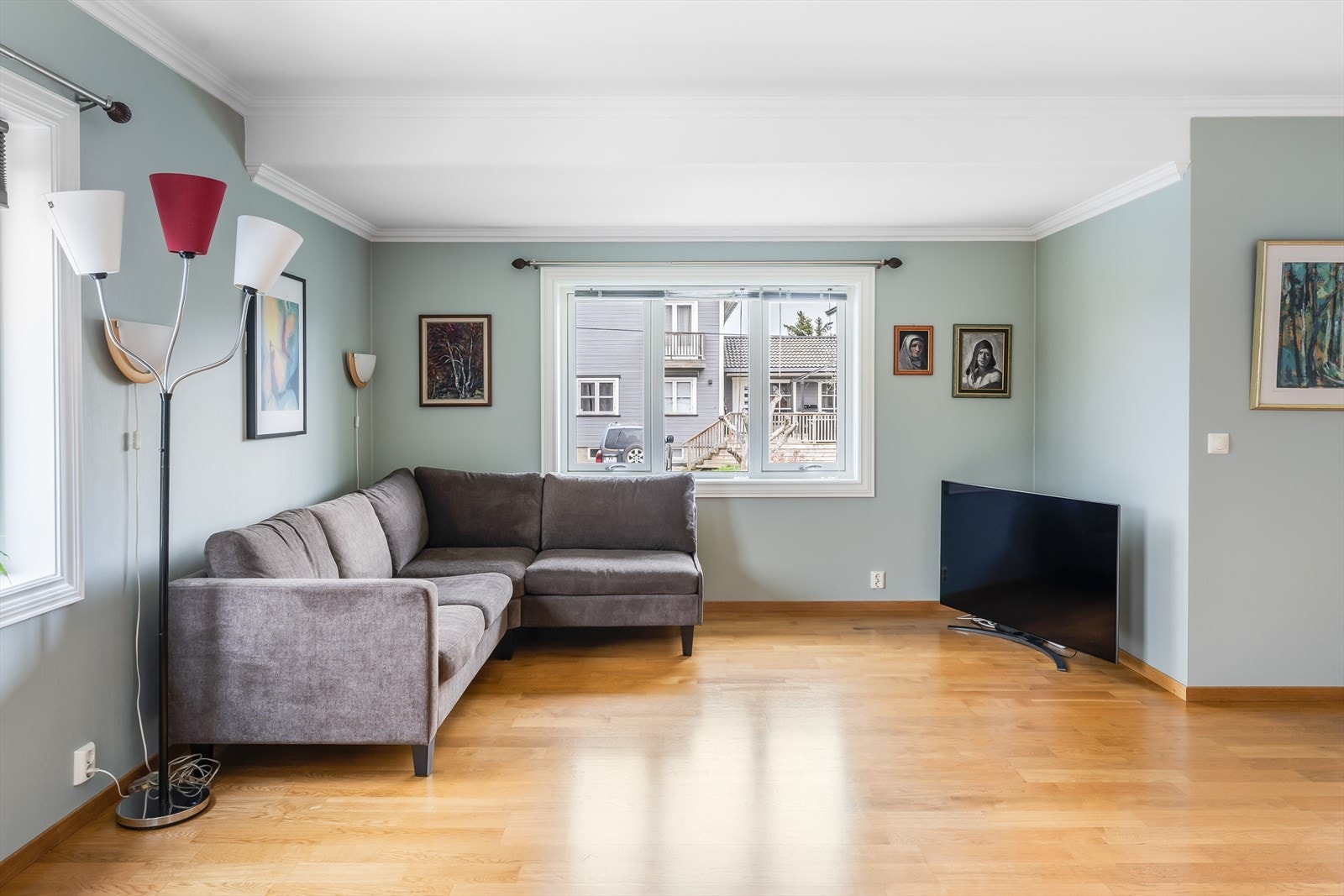Det er god plass til møblering av spisestue, sofagruppe og annet møblement etter egne ønsker. Galleribilde