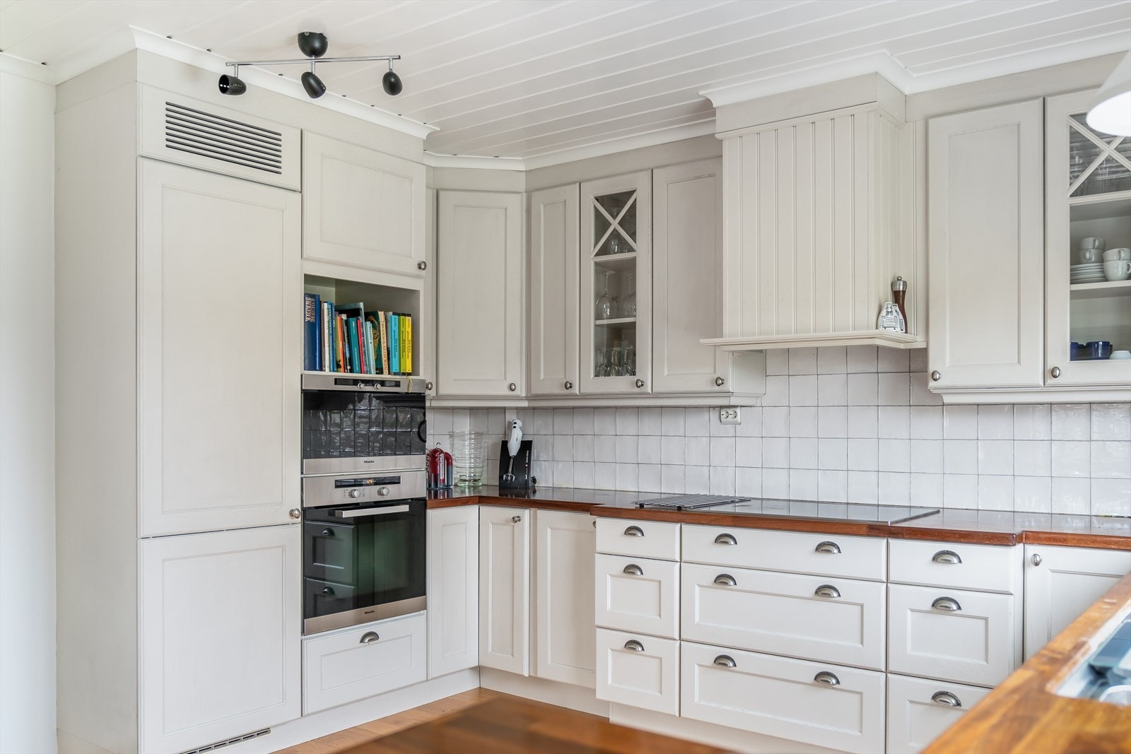 Flis på vegg over benkflatene og nedfelt oppvaskkum med benkebeslag og en ekstra kum. Galleribilde