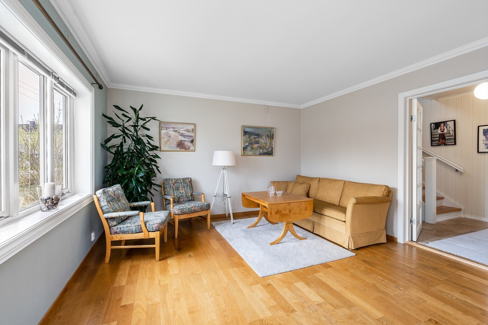 Boligen har en sval og lys stue med åpne løsninger som gir et romslig og pent uttrykk. Galleribilde