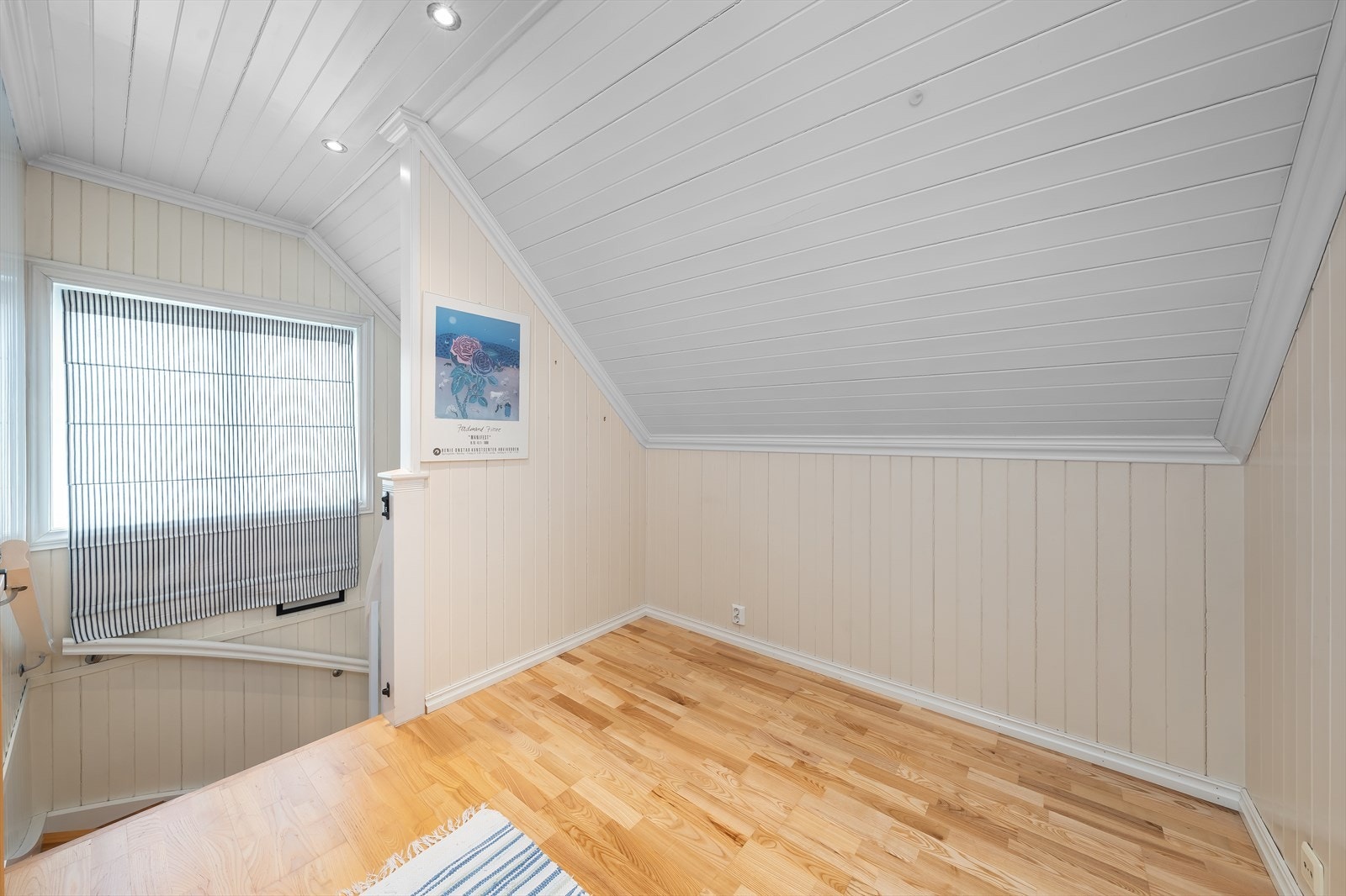Opp i 2. etasje kommer du til en trappegang med fin plass til for eksempel å etablere en kontorplass eller oppbevaringsløsninger. Galleribilde