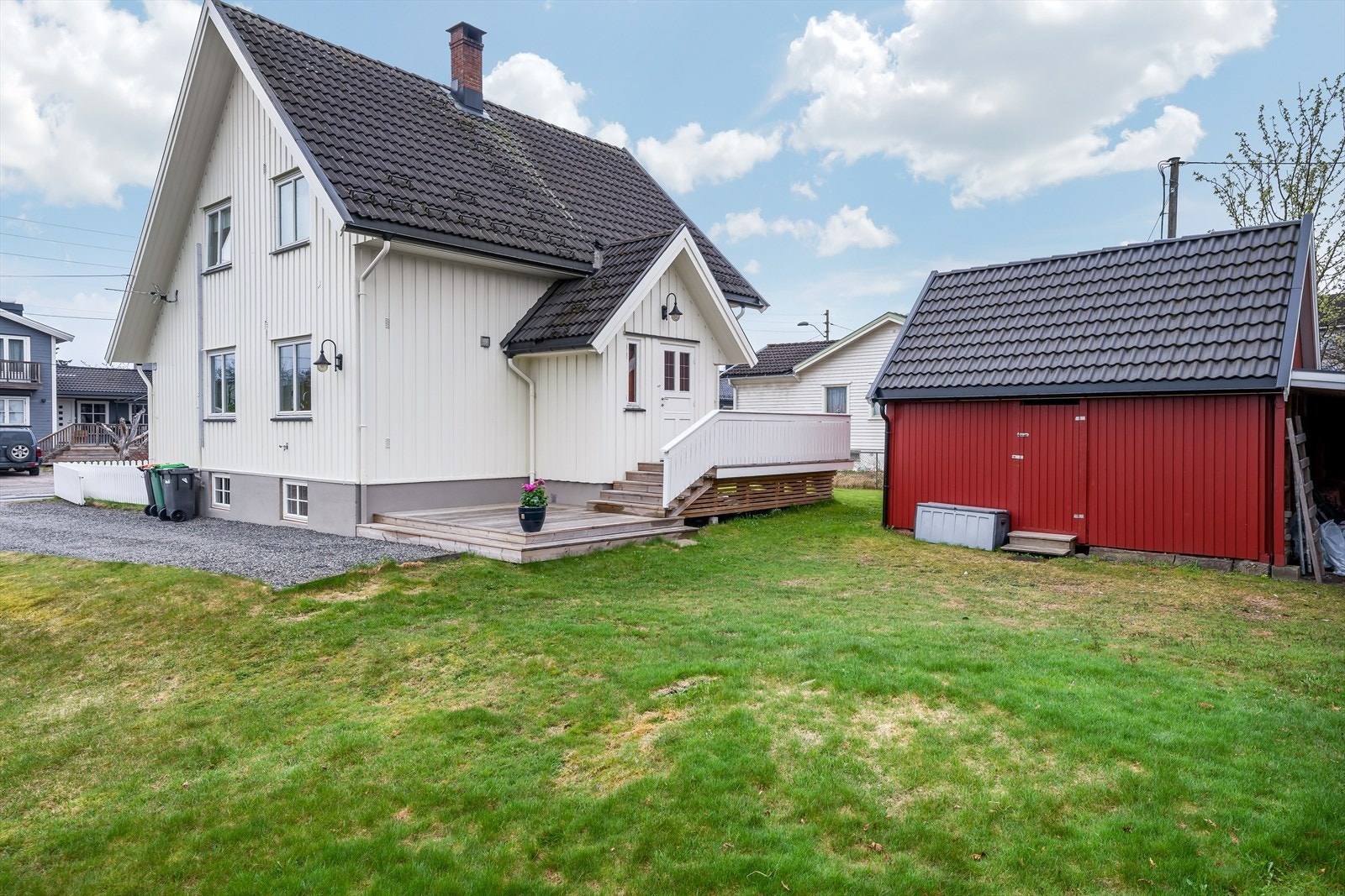 Boligen er oppgradert og modernisert i senere tid og fremstår innbydende, lys og tidsriktig. Galleribilde