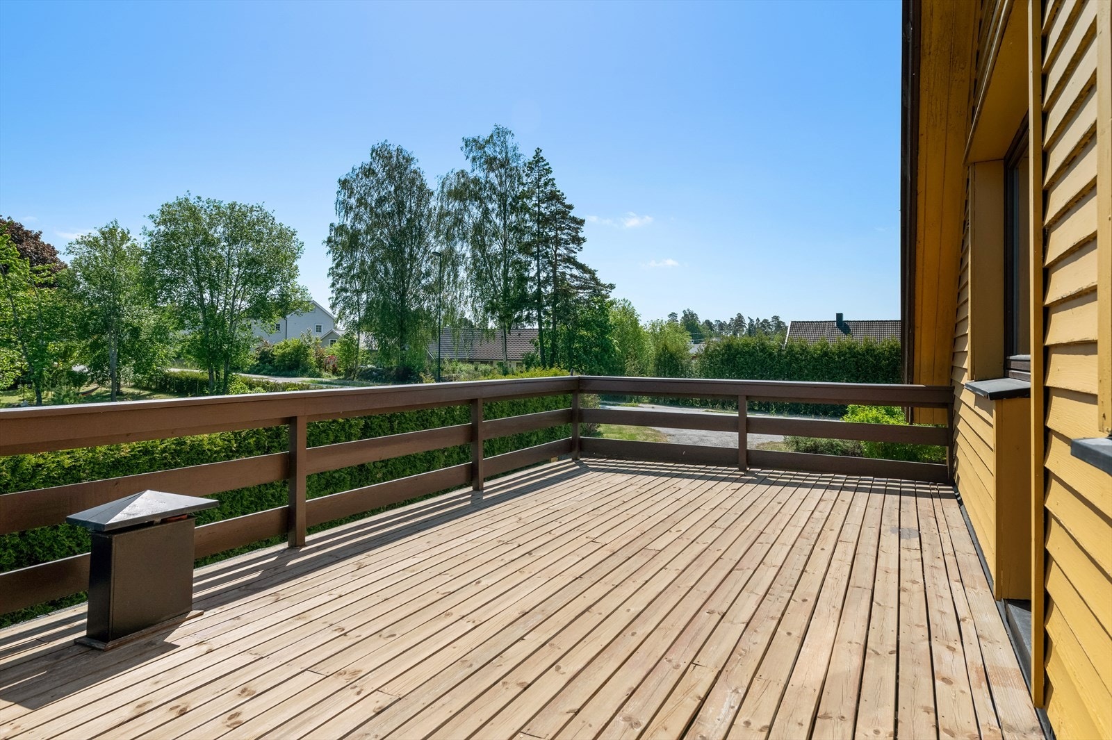Altanen vender mot øst med morgen- og formiddagssol. Galleribilde