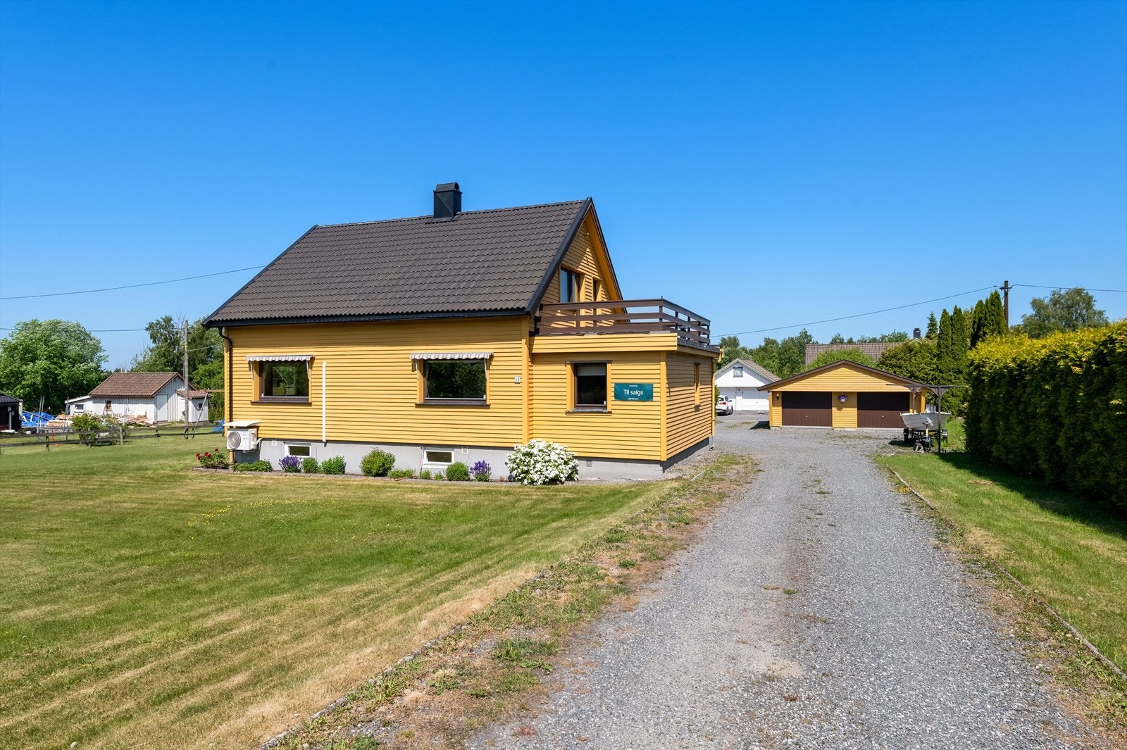 Eiendommen har fine og solrike uteplasser. Hagen er skjermet med hekk og er et fint sted for barna å leke trygt. Galleribilde