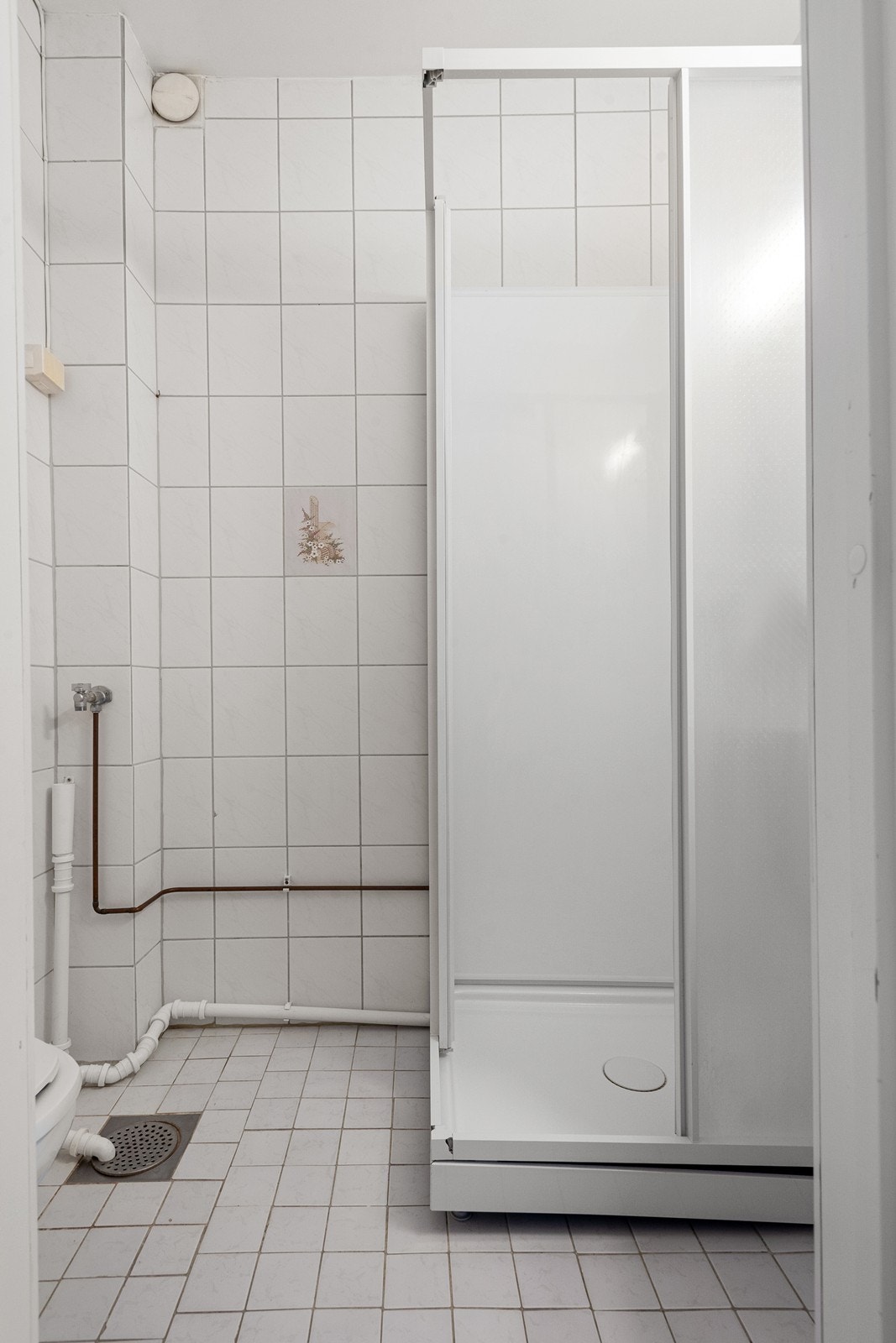 Bad med opplegg for vaskemaskin og tørketrommel Galleribilde