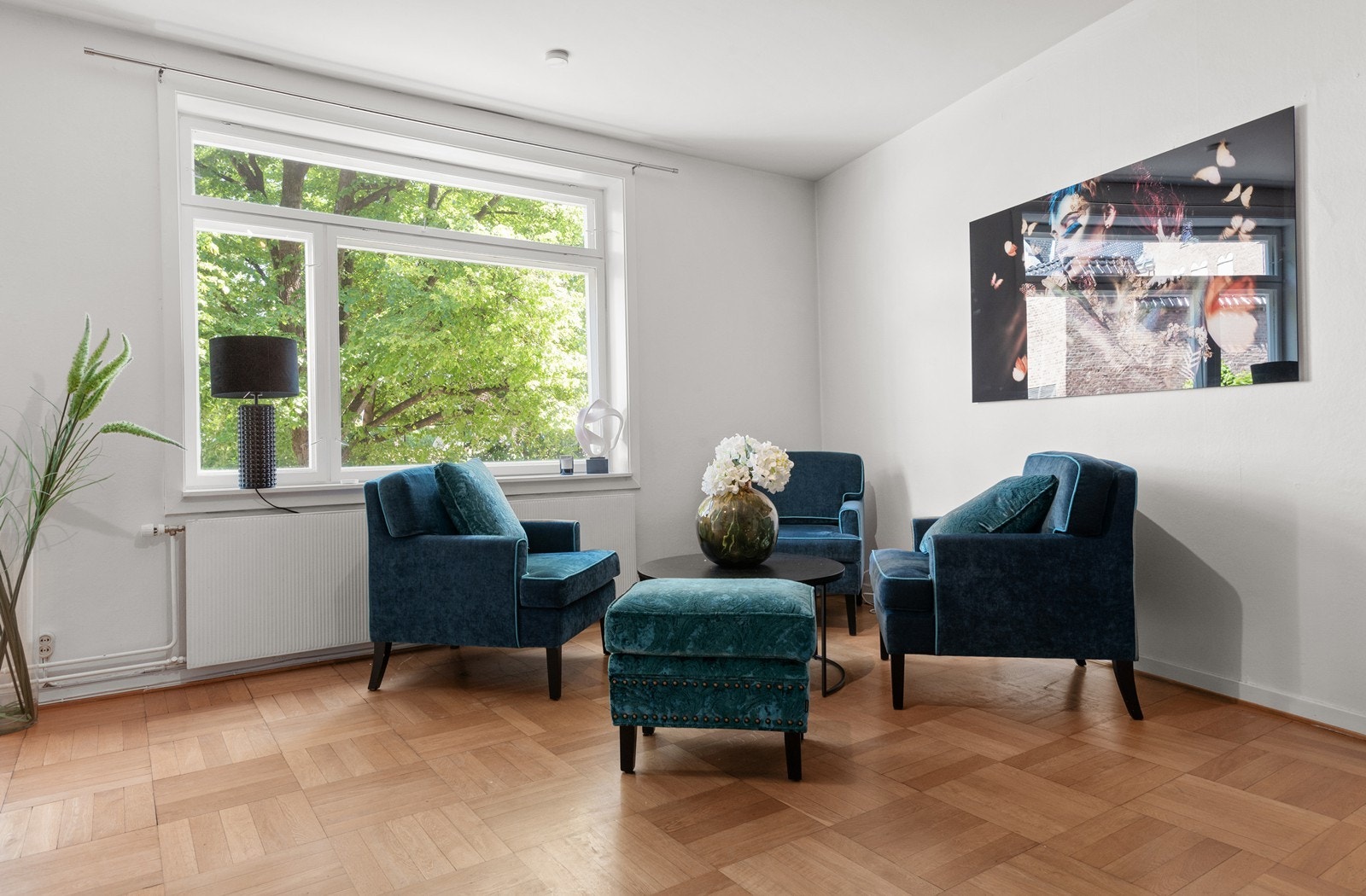 Stue med utgang til balkong og naturlige soner Galleribilde