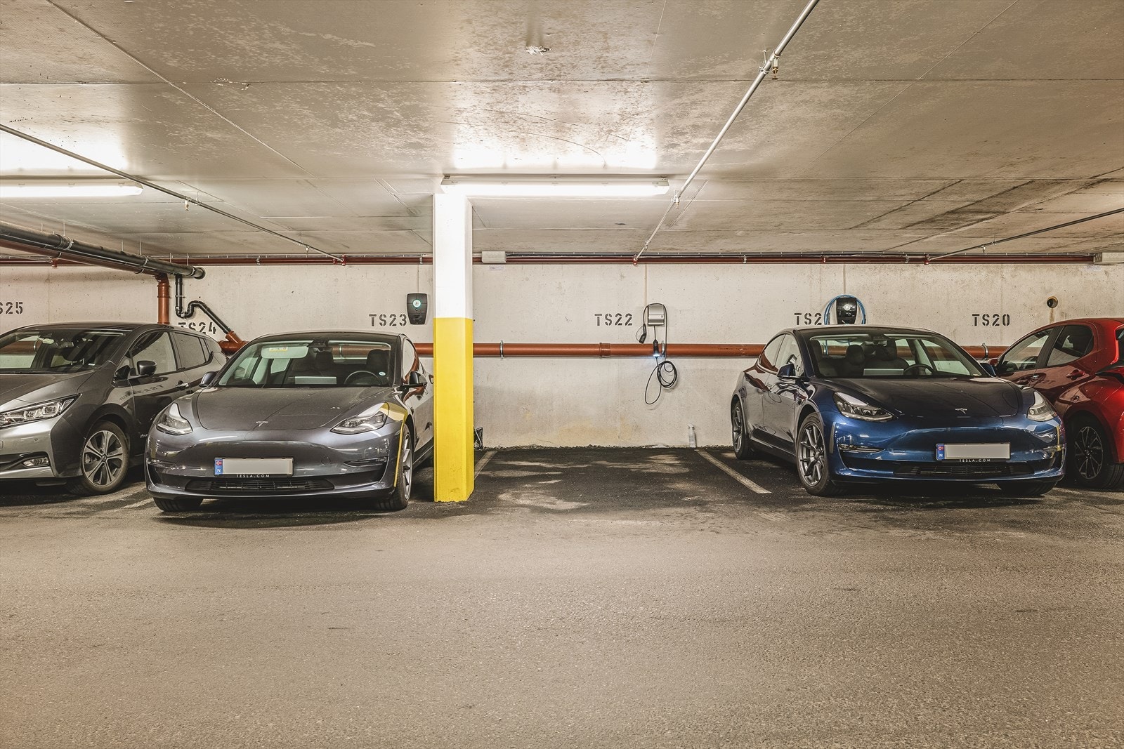 Fast parkeringsplass i felles lukket garasjeanlegg. Plass TS22.
Det eksisterer opplegg for lading med stikkontakt på nevnte plass. For egen regning kan det bestilles ladeboks og oppkobling til anlegget. Galleribilde