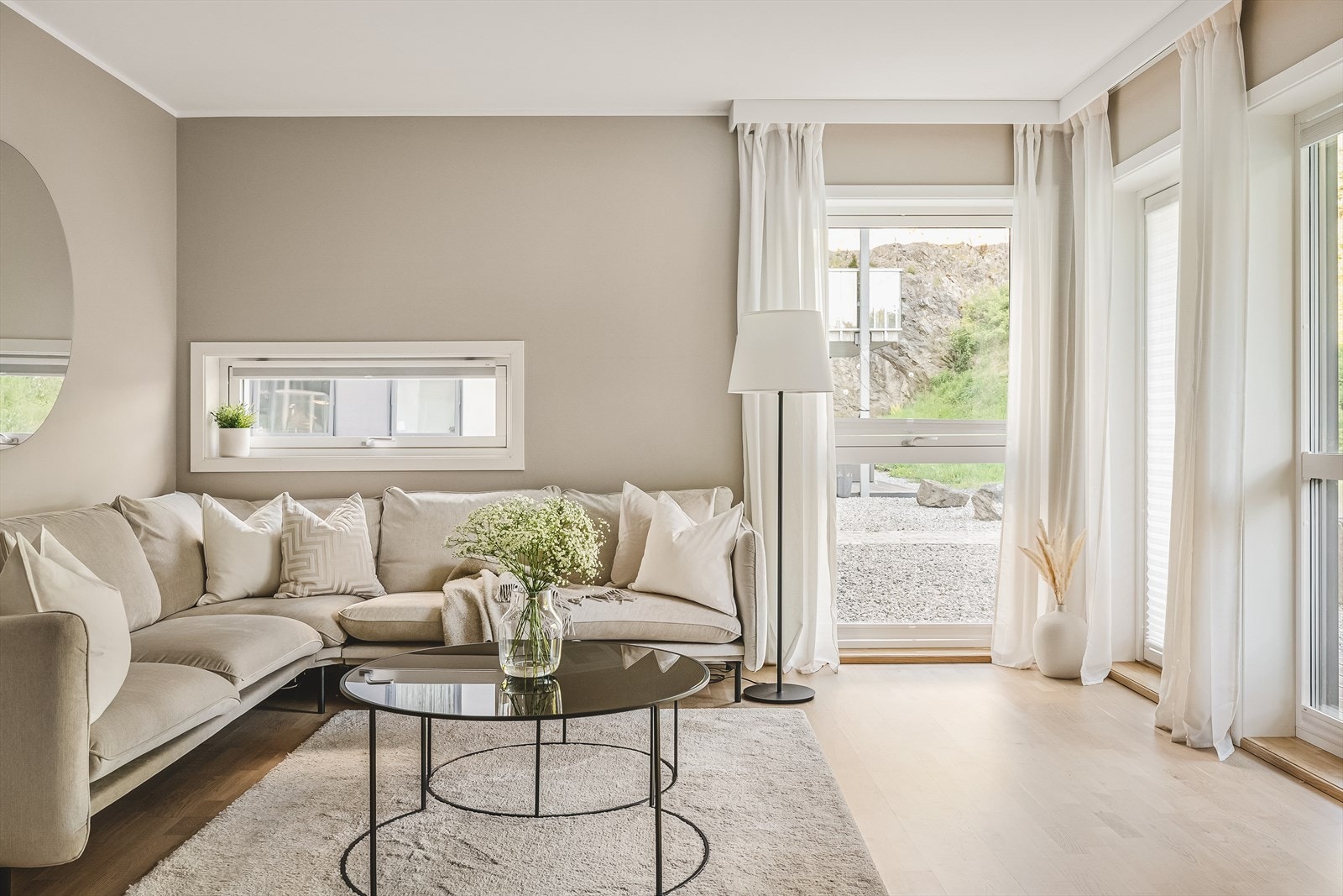 De store vindusflatene sikrer godt med naturlig lys og skaper en god atmosfære. Galleribilde