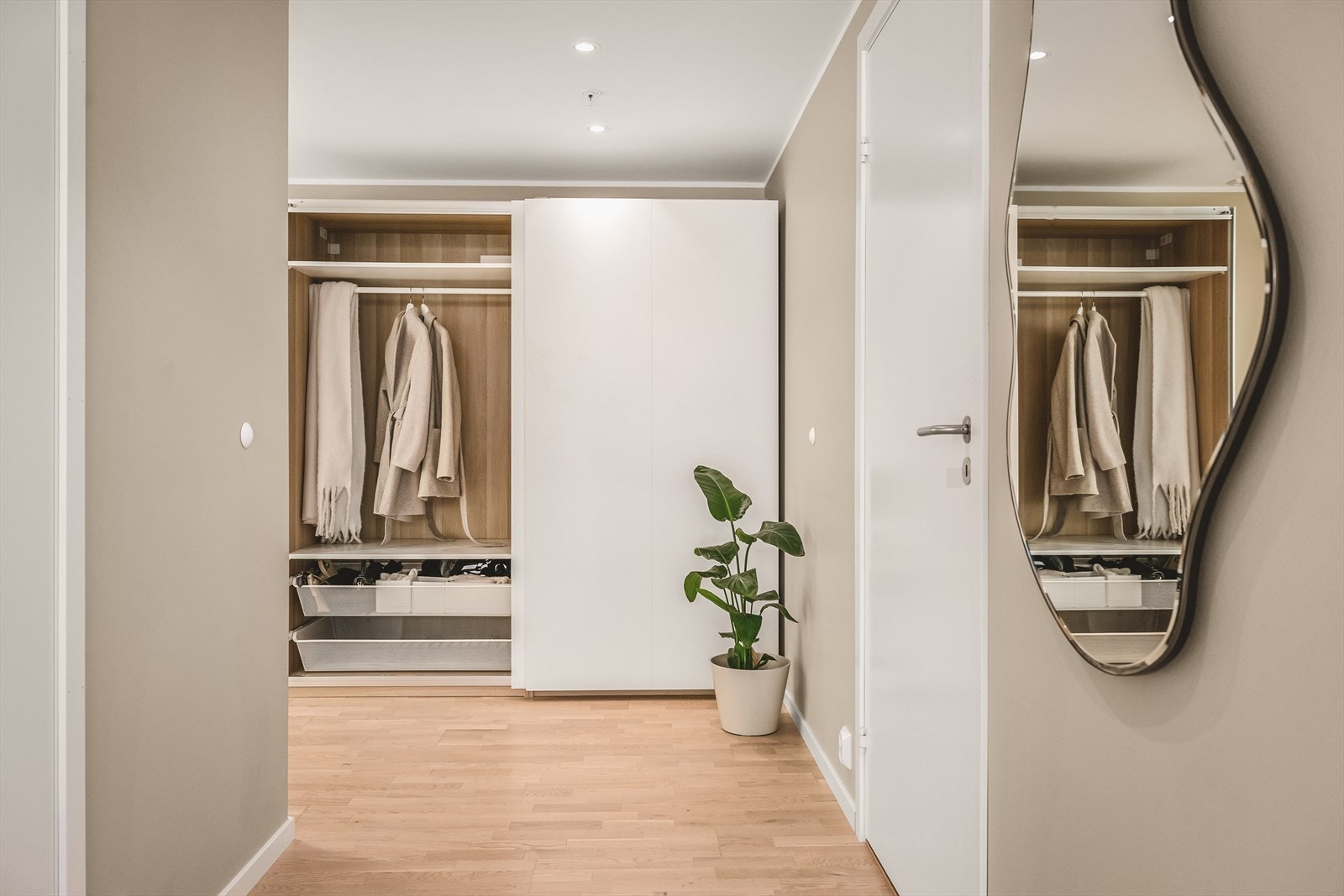 Innbydende og lys entré med parkett på gulv og downlights i tak. Galleribilde