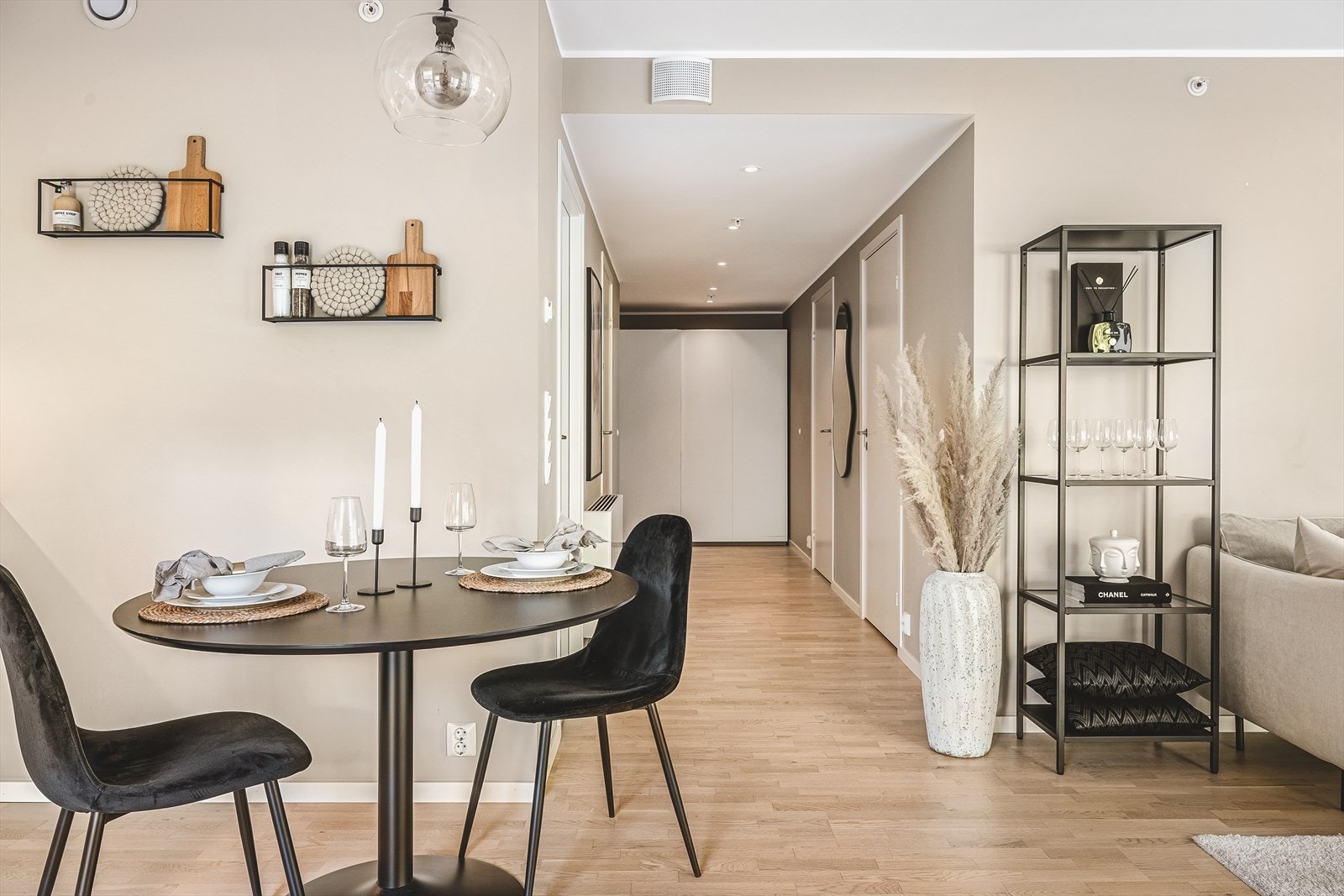 Ved kjøkkenet kan man innrede med et lite bord og stoler, for å skape et praktisk og koselig spisehjørne. Galleribilde