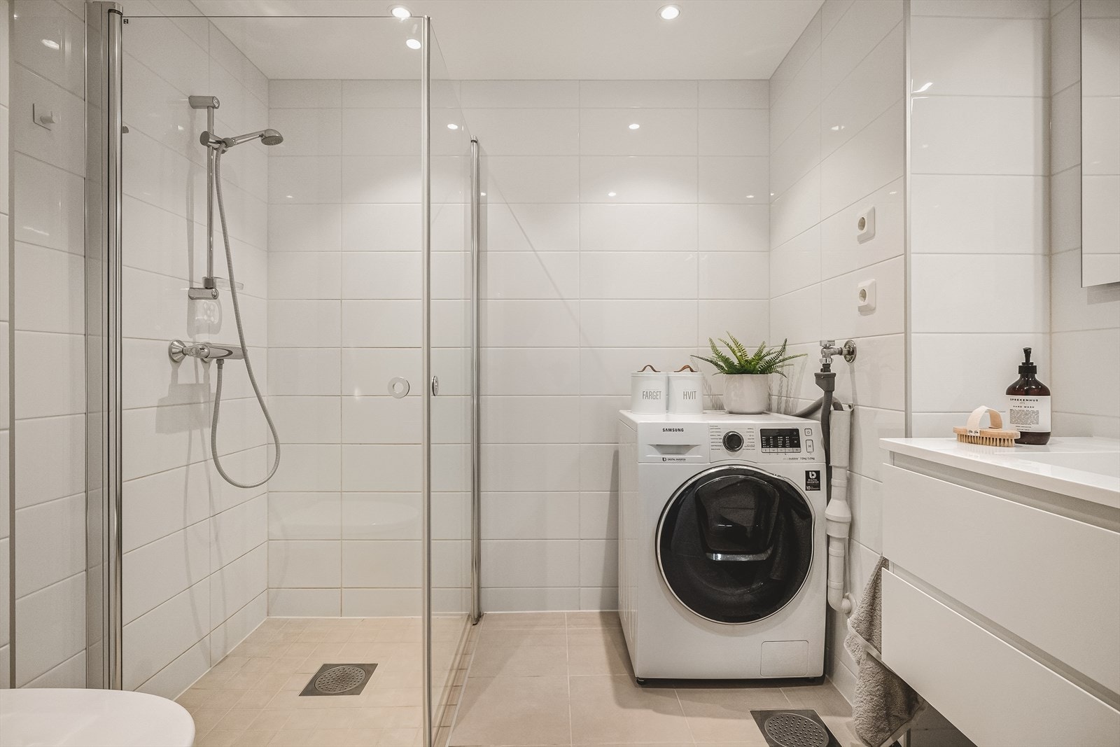 Pent helfliset bad med downlights i tak. Elektrisk varme i gulv og rør-i-rør system. Galleribilde