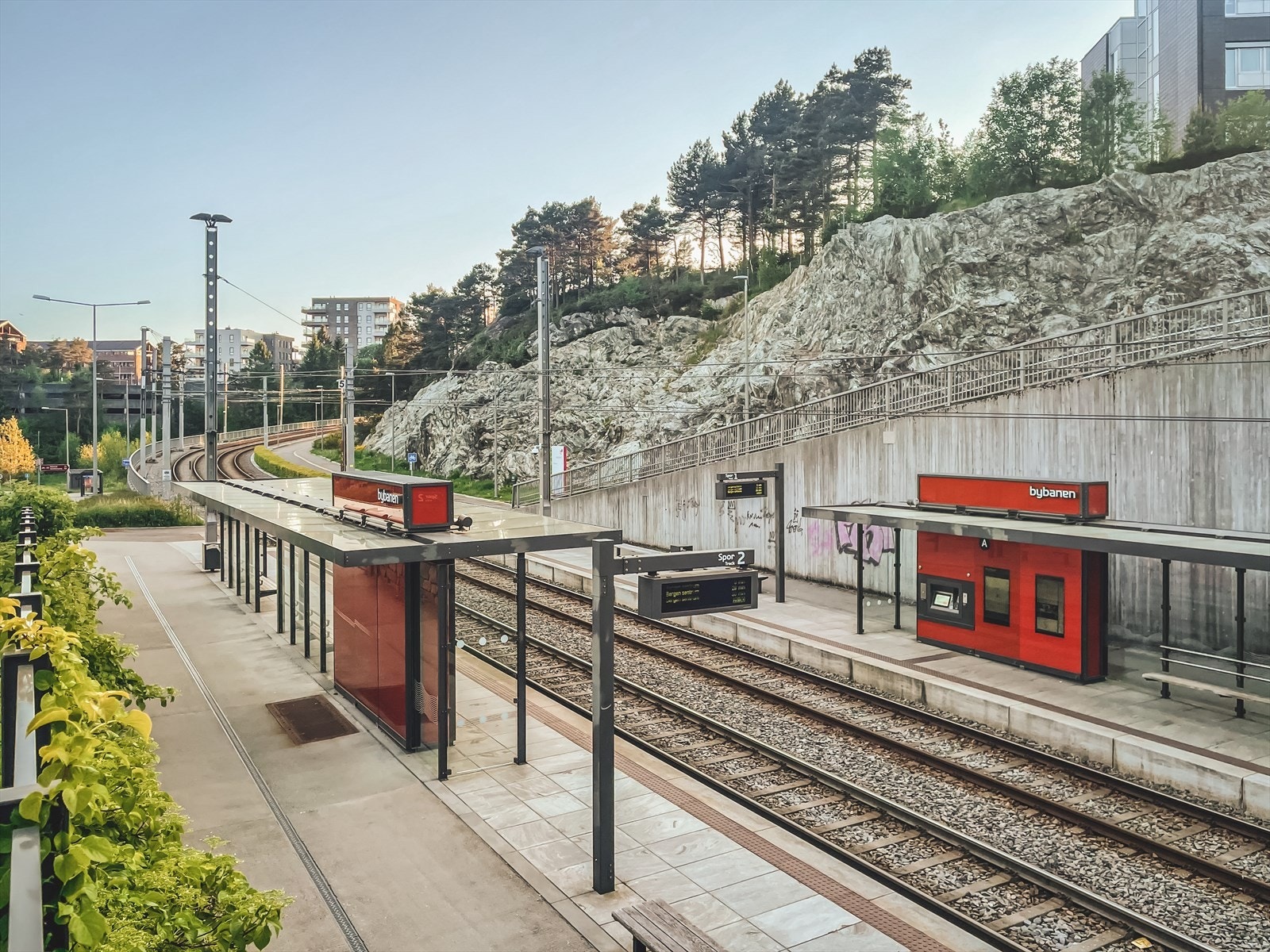 Det er svært godt kollektivtilbud i nærområdet, med Dolviken terminal en kort spasertur unna. Det er ca 15 minutters gange til Sandslimarka bybanestopp. Galleribilde