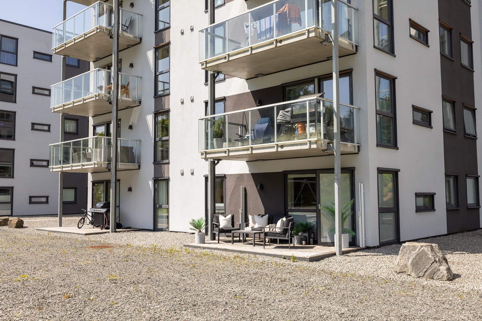 Leiligheten ligger på hjørne i 1.etg i Sameiet Vindelhagen, som består av totalt 60 boligseksjoner. Det bor en god blanding av alle typer aldersgrupper i blokken. Galleribilde