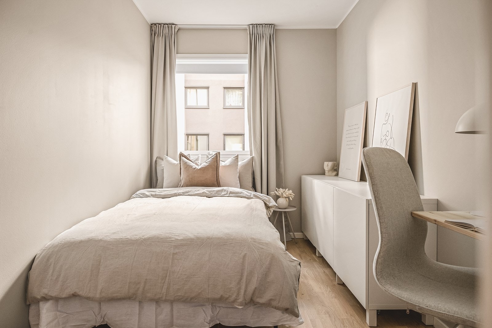 Leilighetens andre soverom har plass til seng, nattbord og kommode. Også her har det blitt installert opplegg for gardiner fra tak til gulv. Galleribilde