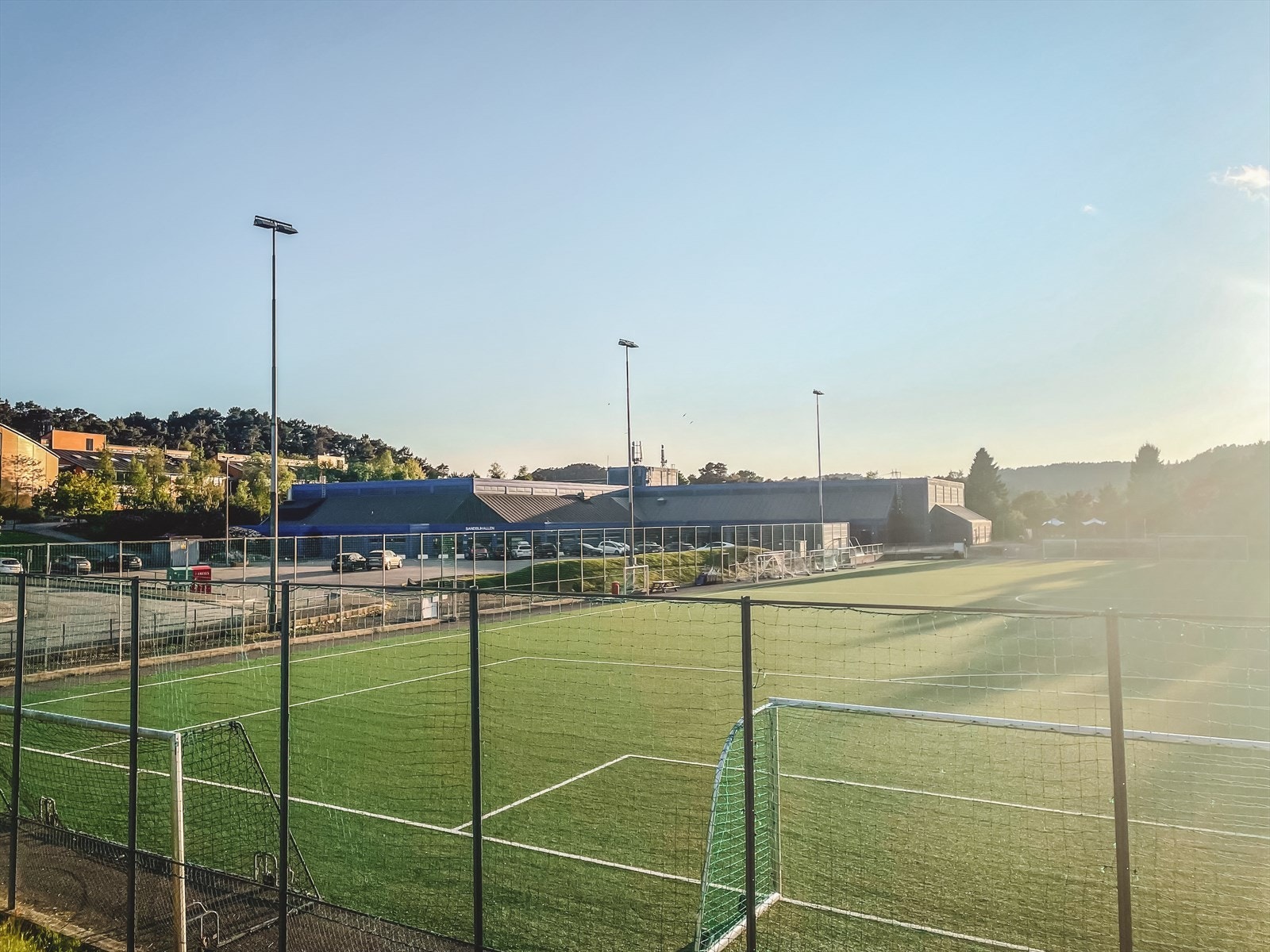 Nærområdet kan også by på flere idrettsanlegg, som Søreidehallen, Sandslihallen og Sandslibanen med nyere kunstgress. Galleribilde