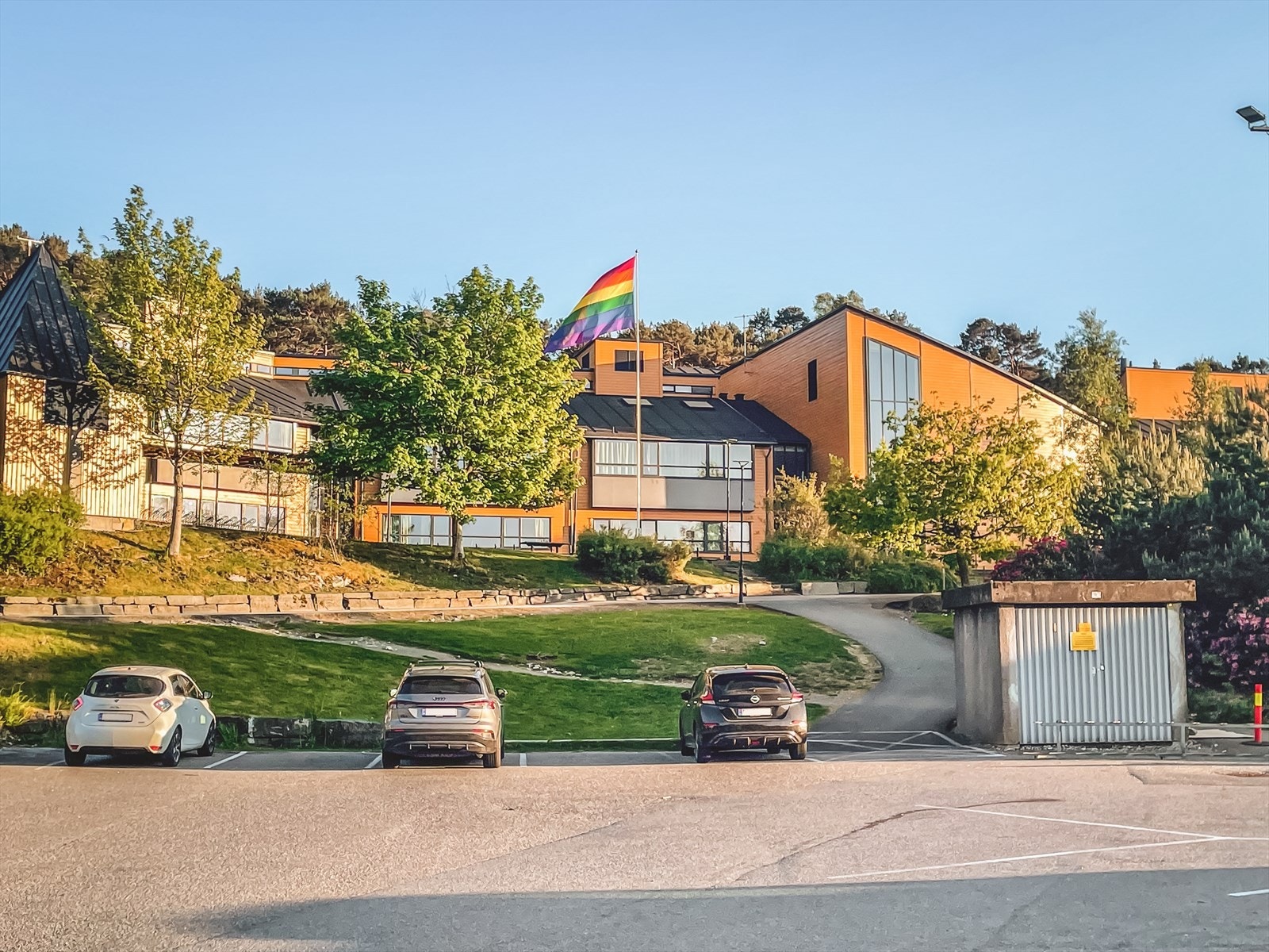 Skranevatnet skole, kombinert barne- og ungdomsskole på Sandsli. Galleribilde