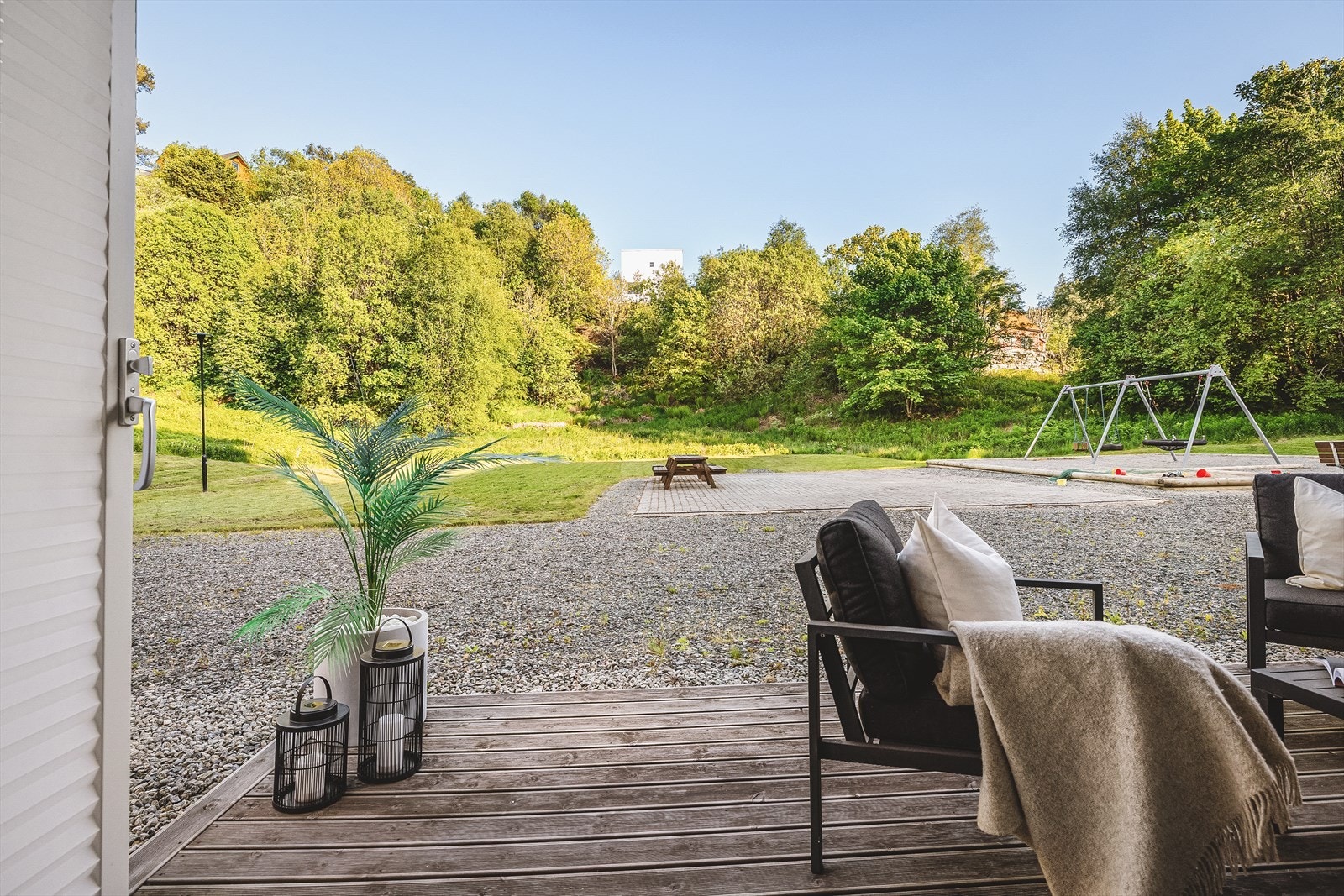 Leiligheten har sørvendt beliggenhet med sol fra ca. Kl. 07:00 til kl 17:00 midtsommers. Fra balkongen har man også flott utsikt over nærområdet. Galleribilde