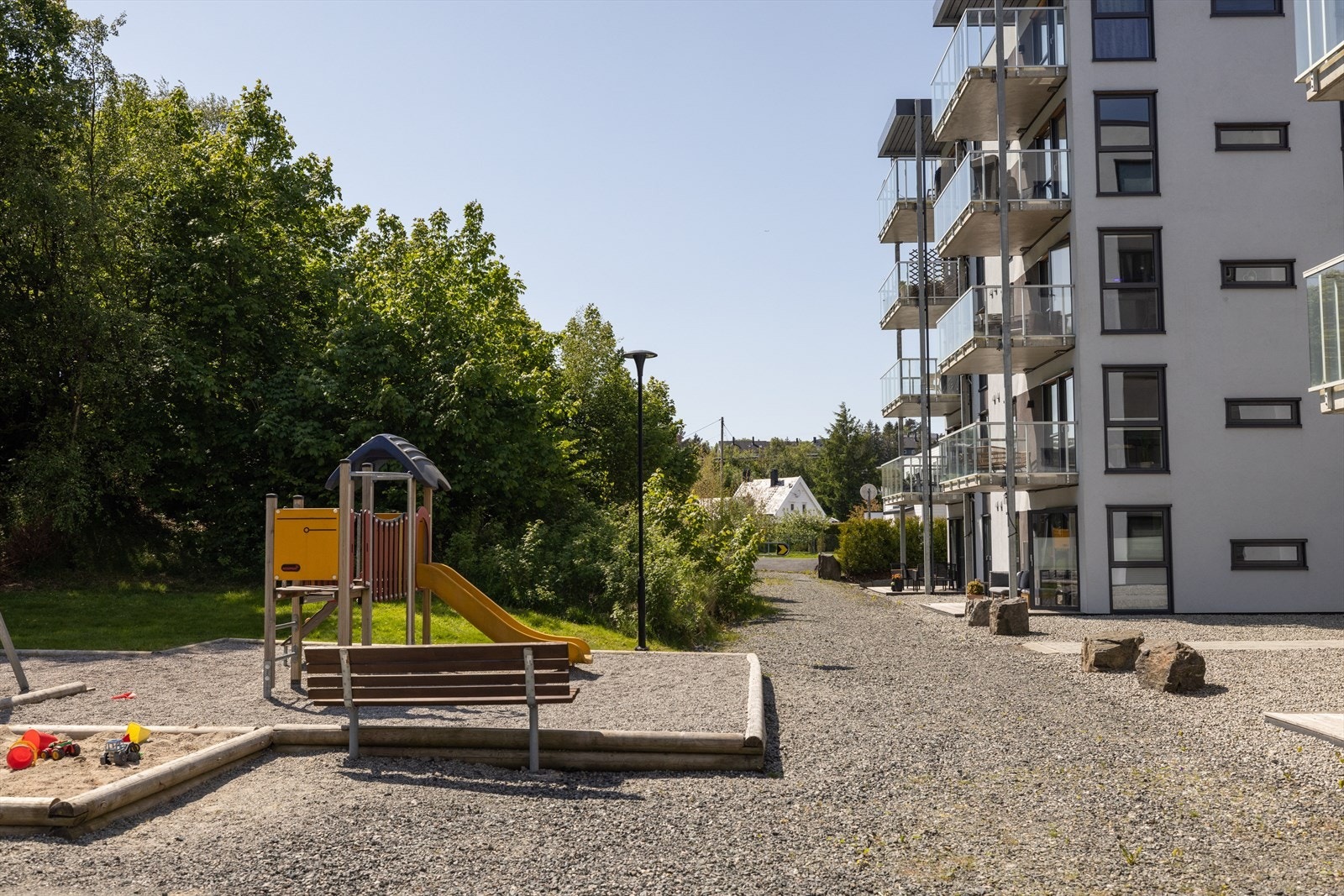 For barnefamilier er området ideelt, med gangavstand til flere barnehager og skoler. Det kan også nevnes at man bruker få minutter til flere av Bergens største arbeidsplasser, som Equinor, Telenor, Schlumberger og Bergen Lufthavn mf. Galleribilde