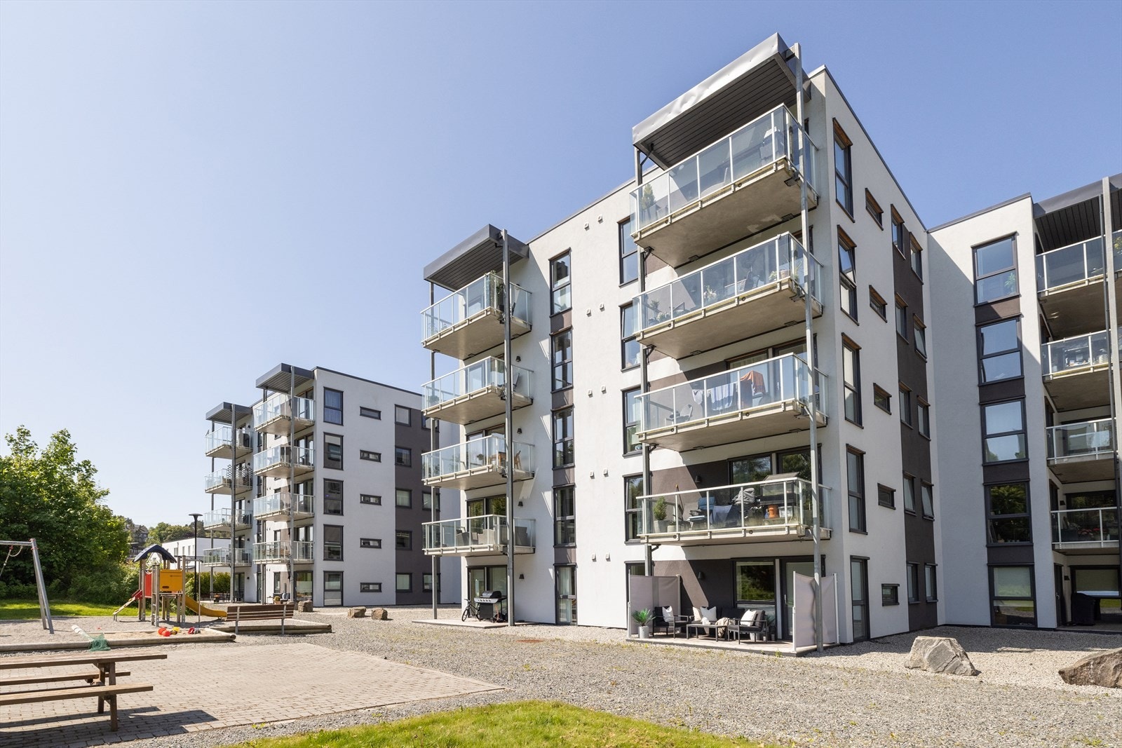 Tomten til sameiet er opparbeidet med asfalt, grus, belegningsstein, diverse beplantninger, plenareal, diverse støttemurer, lekeplass, blomsterkasser, biloppstillingsplass og sittegrupper. Felles trappeoppgang med callinganlegg. Galleribilde