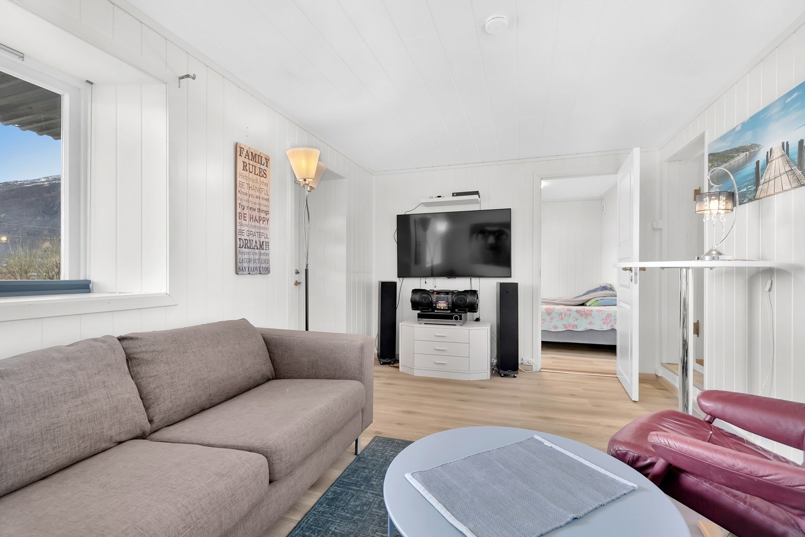 I sokkeletasjen er det innredet stue med tekjøkken Galleribilde