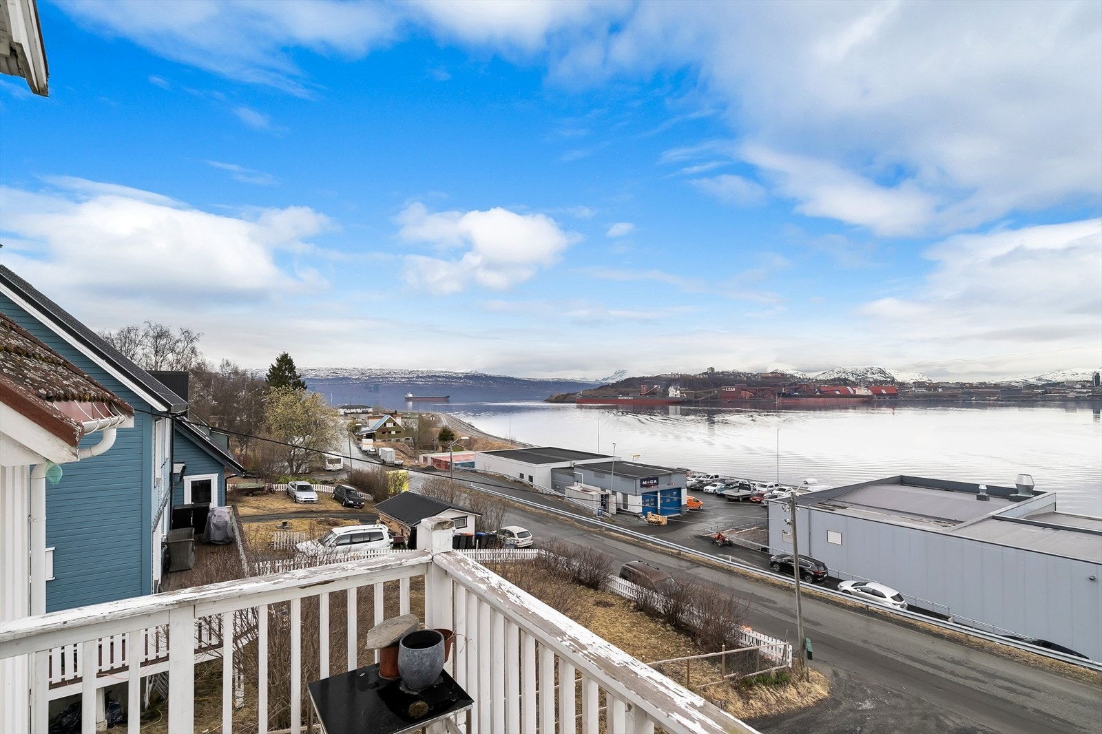 Fra balkongen kan du nyte flott utsikt over Narvik havn, innløpet til Beisfjorden, Narvik by og Fagernesfjellet. Galleribilde