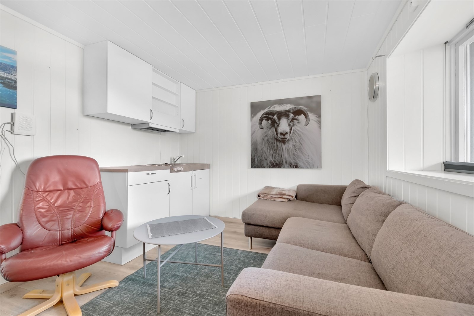 Minikjøkken med 2 kokeplater samt kjøleskap. Her er Electrolux ventilator og hybelkomfyr. Galleribilde