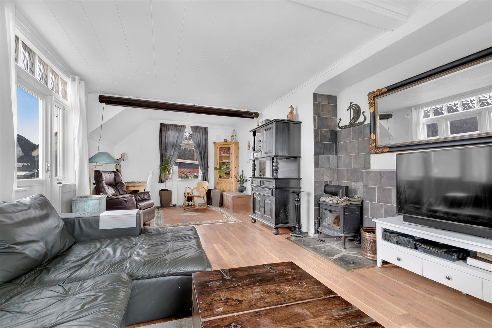 Her er en Jøtul peisovn på skifer som varmer godt på kalde dager Galleribilde