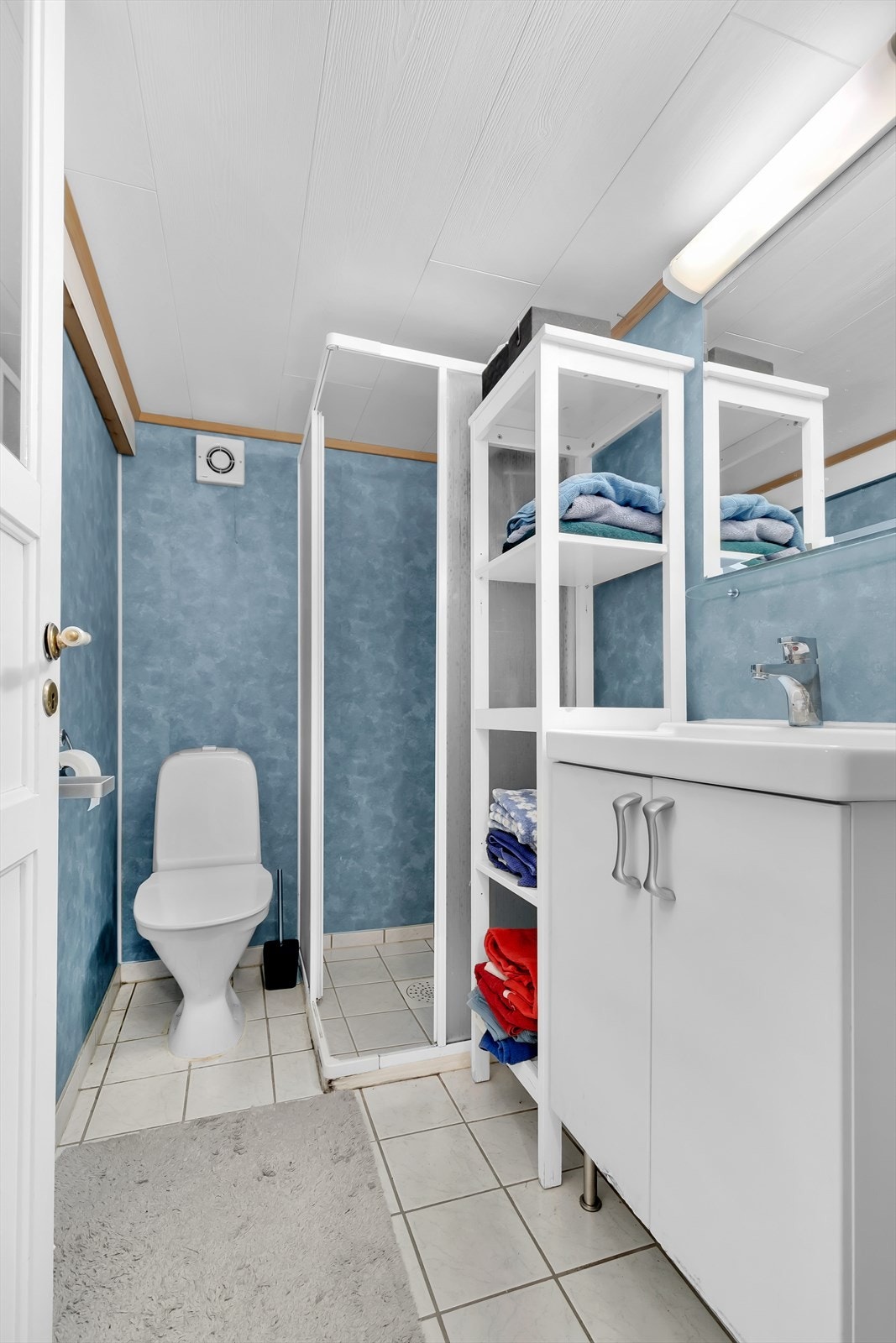 På badet er det dusjhjørne med dusjpanel og garnityr Galleribilde