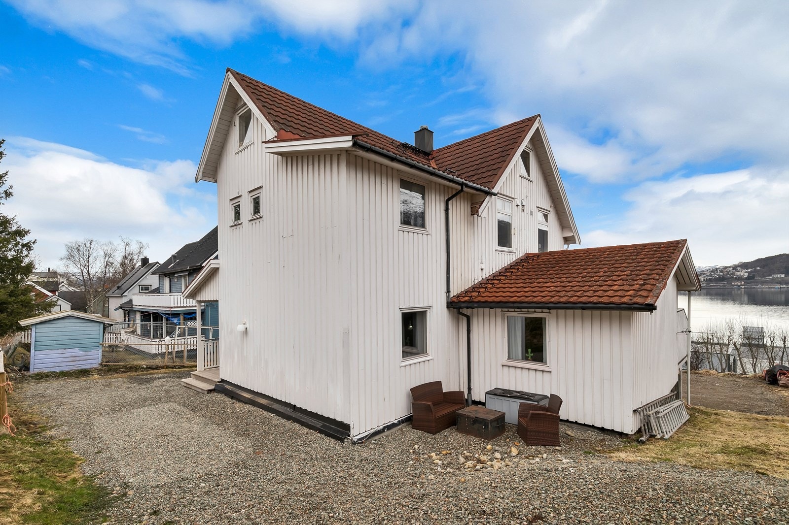 Det er kort vei til dagligvarebutikk og fotballbane Galleribilde