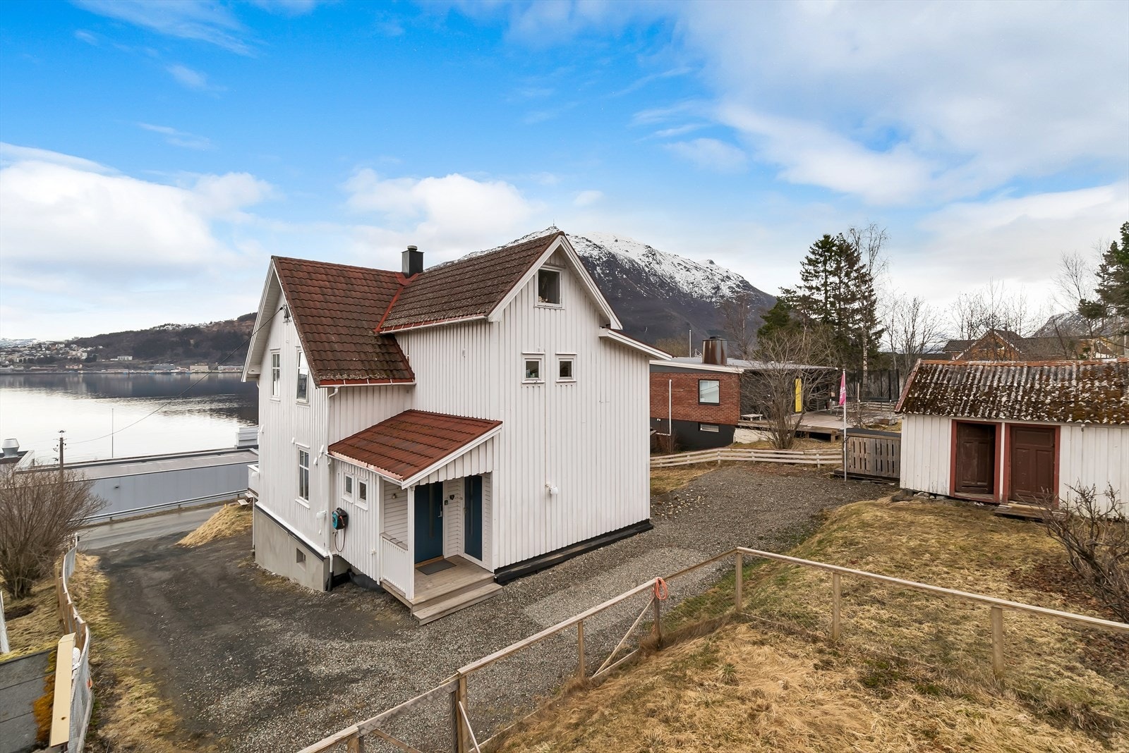 Gruslagt oppkjørsel med oppstillingsplasser Galleribilde