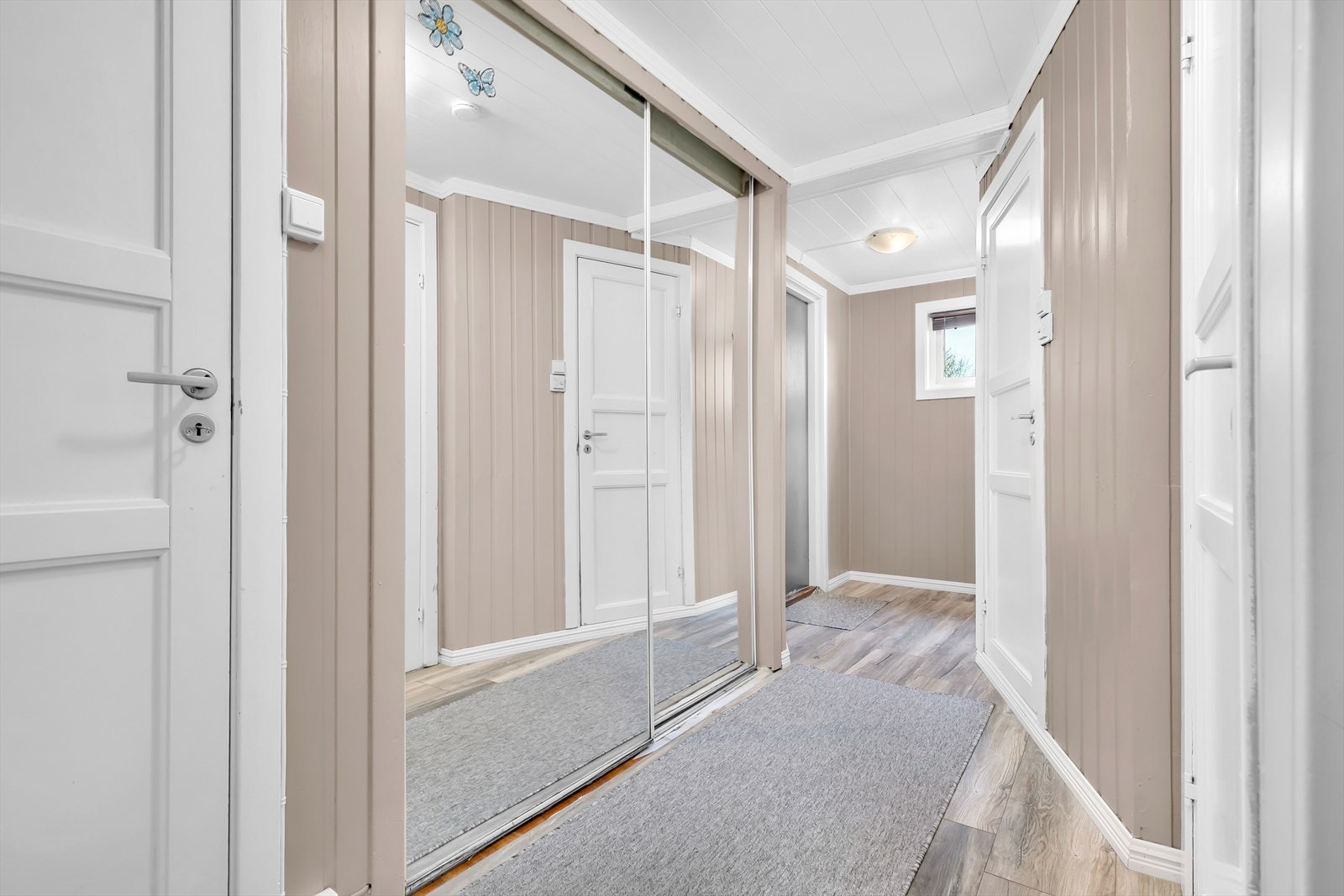 Gang i 1. etasje har skyvedørsgarderobe for oppbevaring. Galleribilde