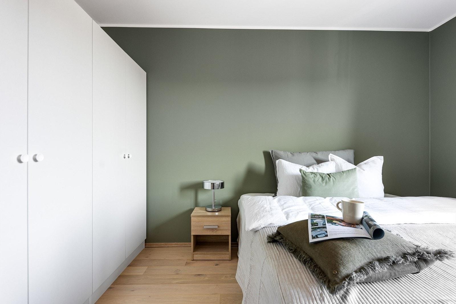 Stor garderobe og god plass til dobbeltseng Galleribilde