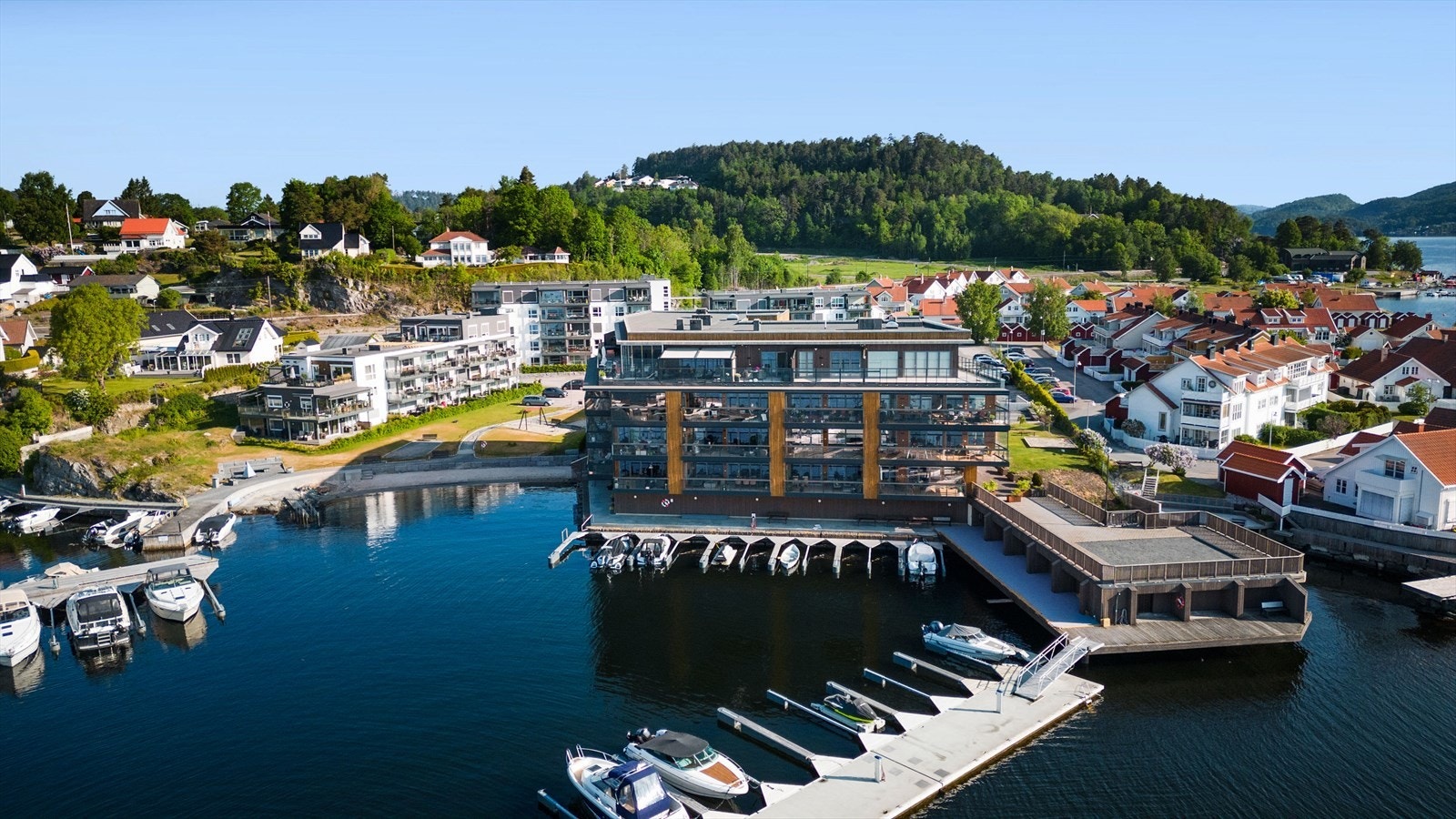 Attraktive Pir Heistad ligger på bryggekanten mot vakre Eidangerfjorden Galleribilde