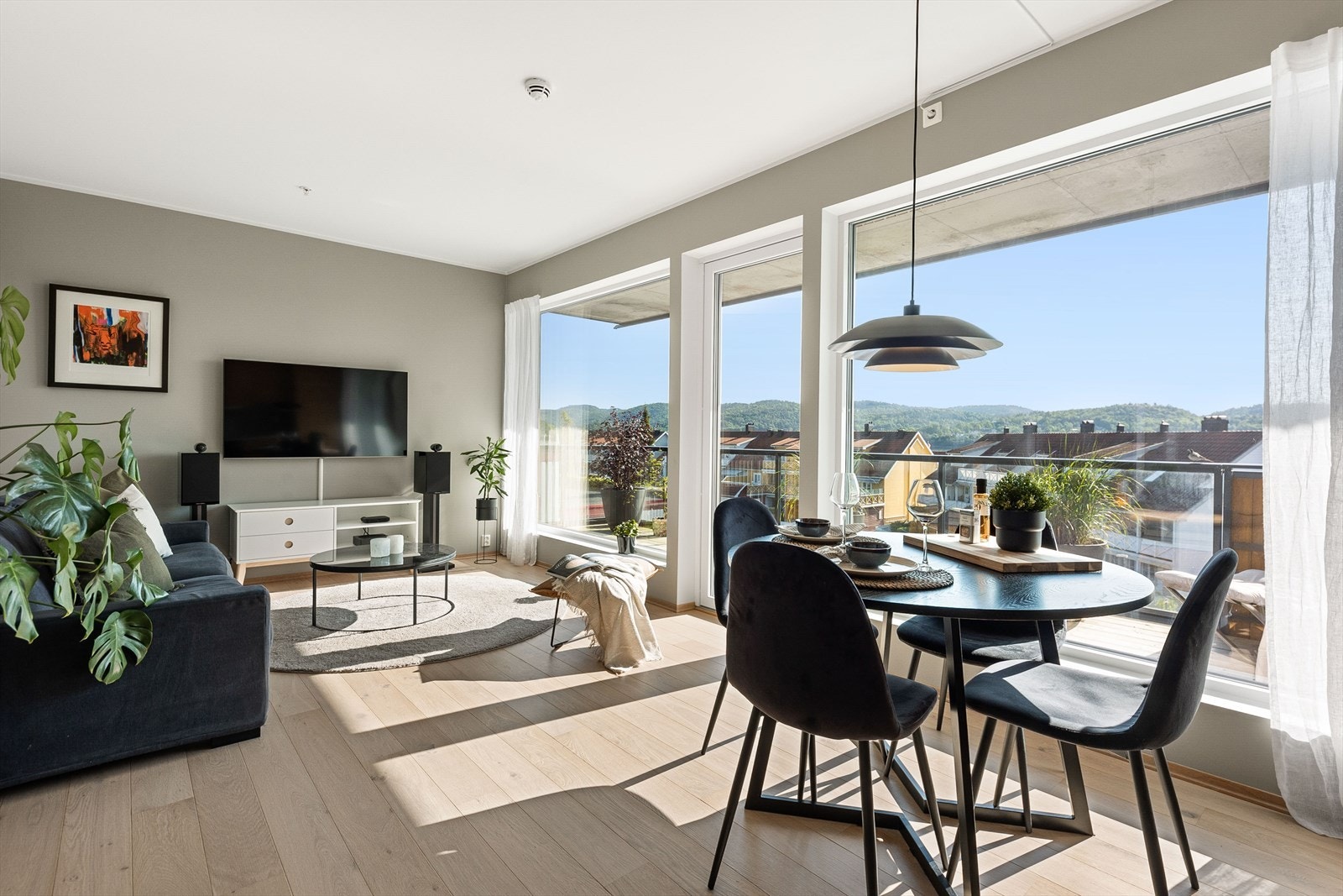 Stuen har god plass til spisestue og sofagruppe Galleribilde