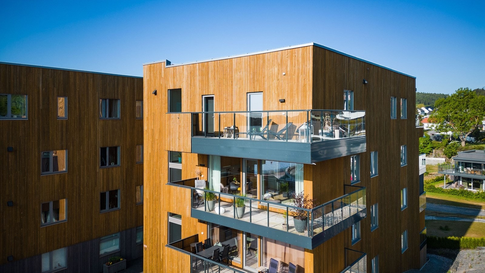 Denne praktfulle leiligheten ligger i nest øverste etasje (3.etasje) med stor veranda i vingel som veder mot øst og vest Galleribilde