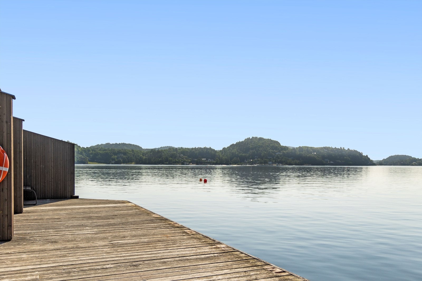 På bryggeanlegget som tilhører sameiet kan man nyte deilige sommerdager Galleribilde