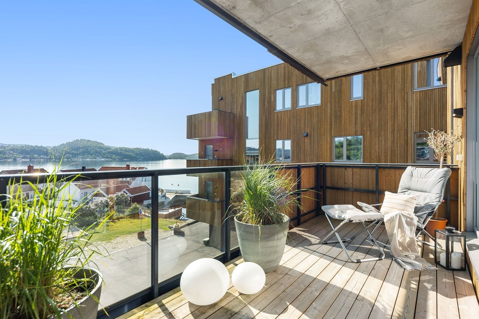 Veranda har god plass til flere sittegrupper - her kan man nye solen fra soloppgang til ca kl 14 og kveldssolen til kl 20:30 sommerstid Galleribilde