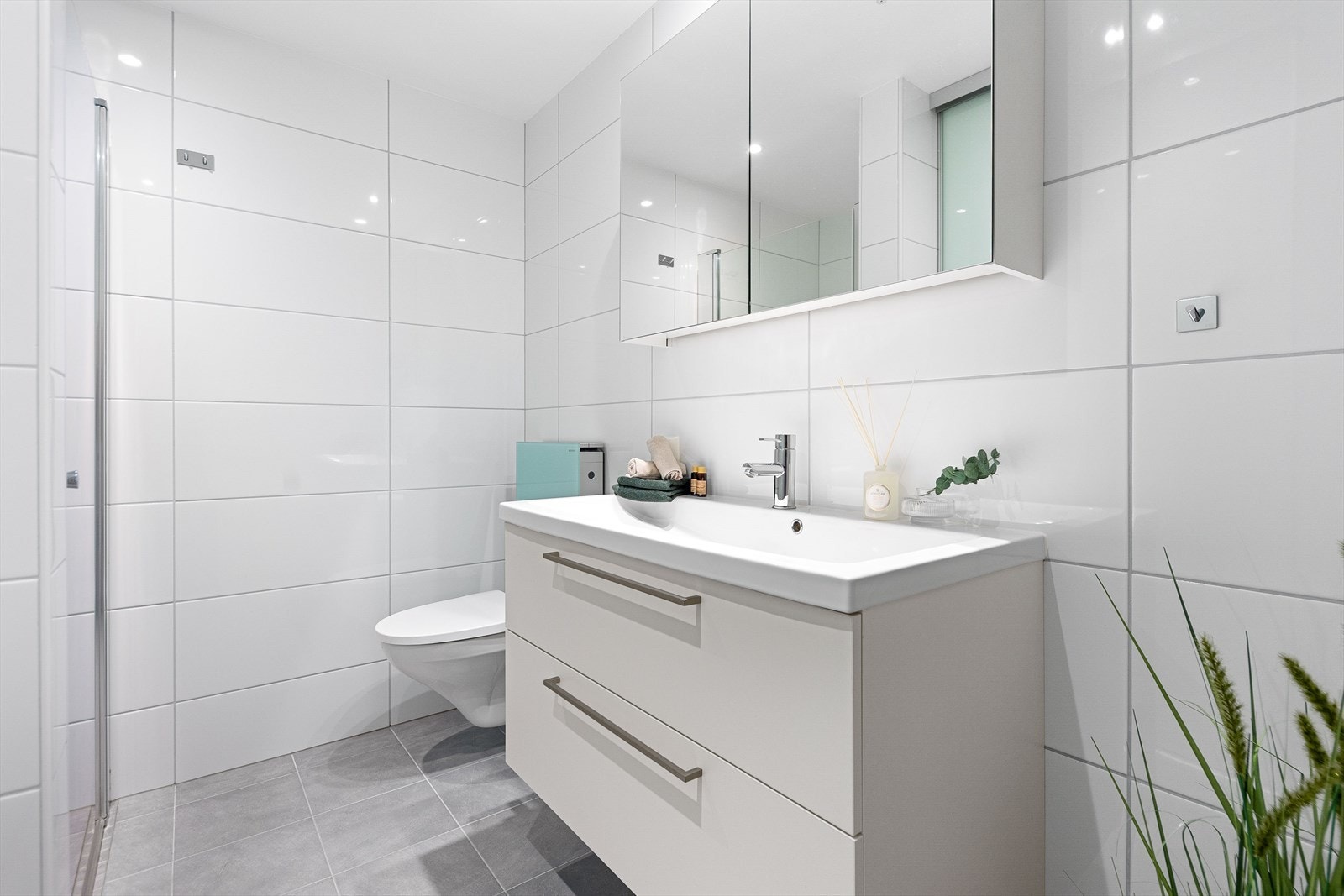 Delikat baderom med vaskeromsnisje Galleribilde