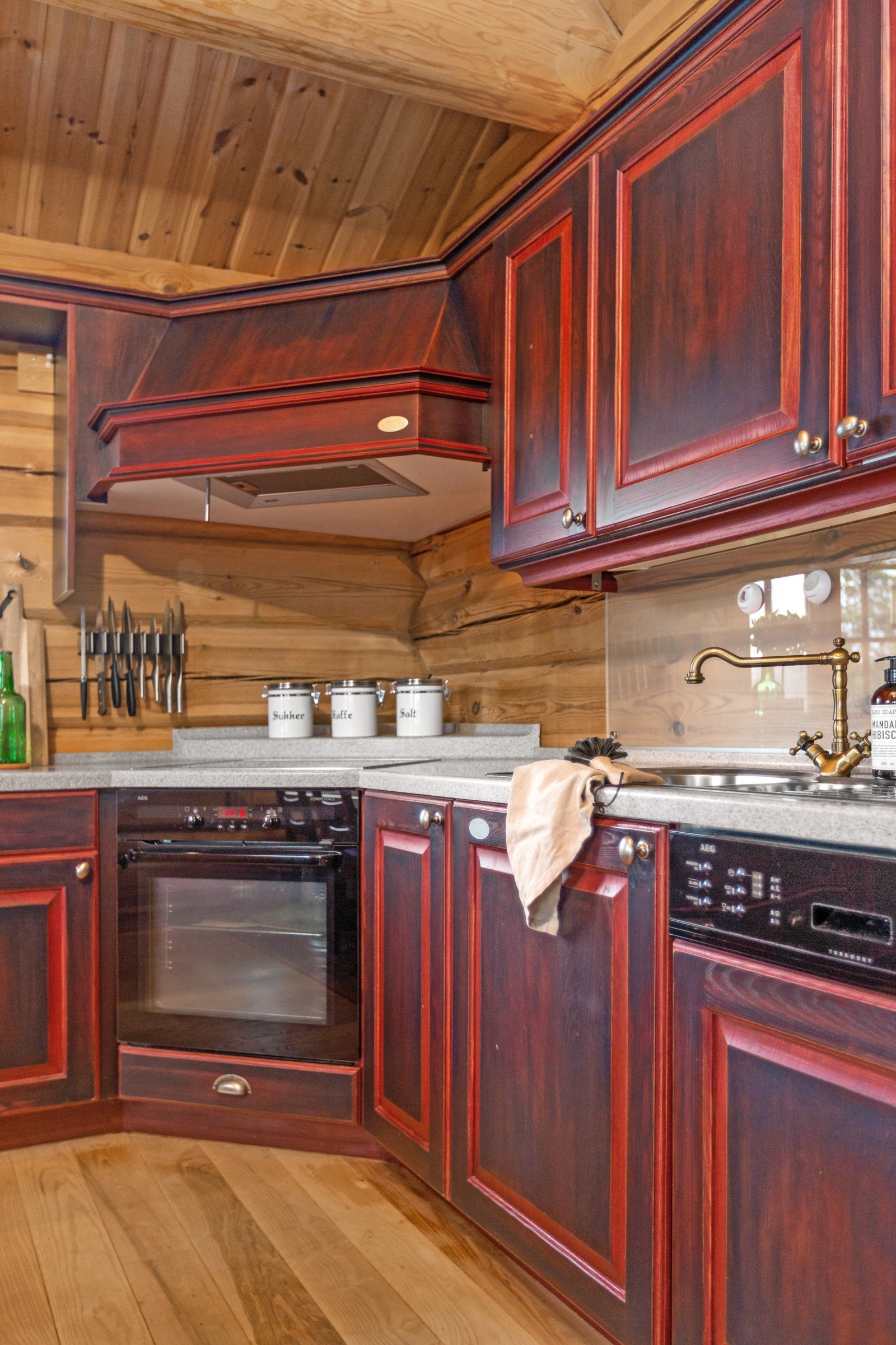 Kjøkkenet har integrerte hvitevarer fra Miele og AEG med oppvaskmaskin, kjøl/fryseskap, komfyr, platetopp og avtrekksvifte. Galleribilde