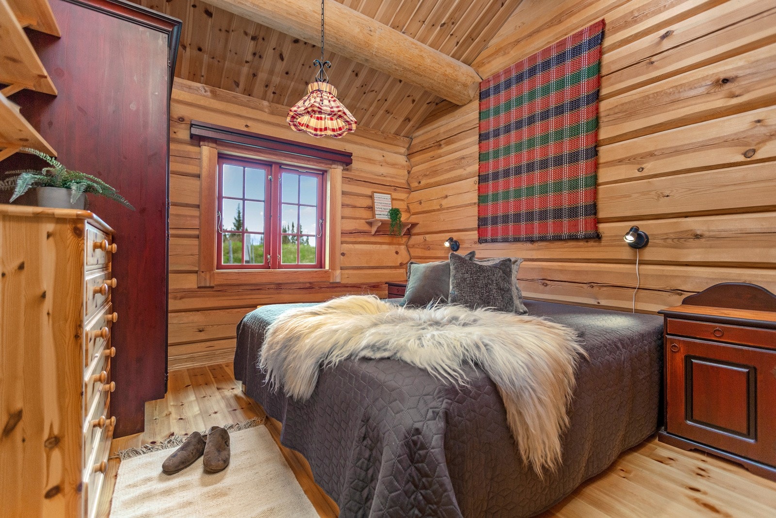 Hytta innehar fire gode og romslige soverom - to i hver etasje. Alle soverom har god plass til både dobbeltseng og skapløsninger Galleribilde