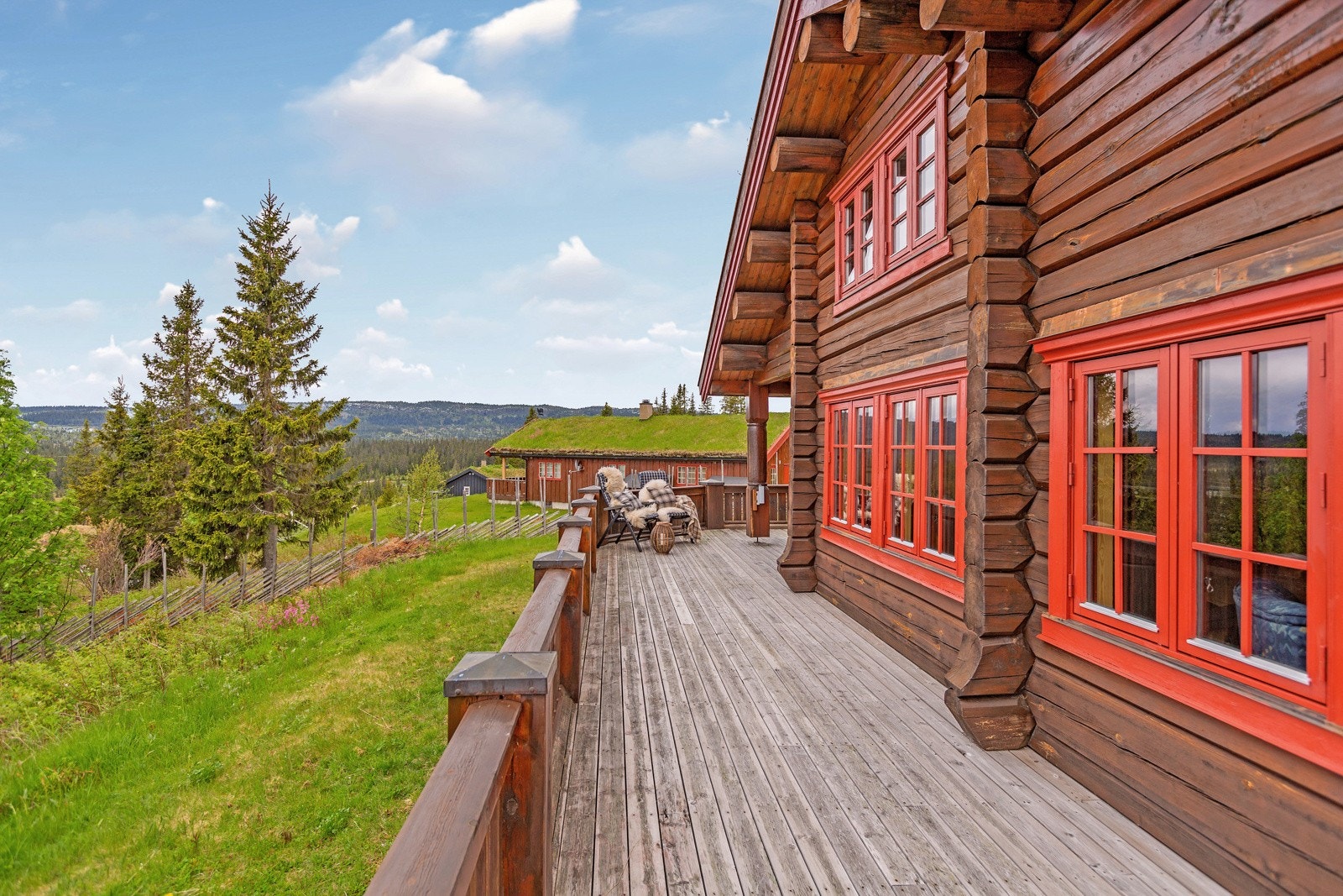 Hytta ligger høyt og fritt til på Sør-Skei i et område uten gjennomgangstrafikk Galleribilde