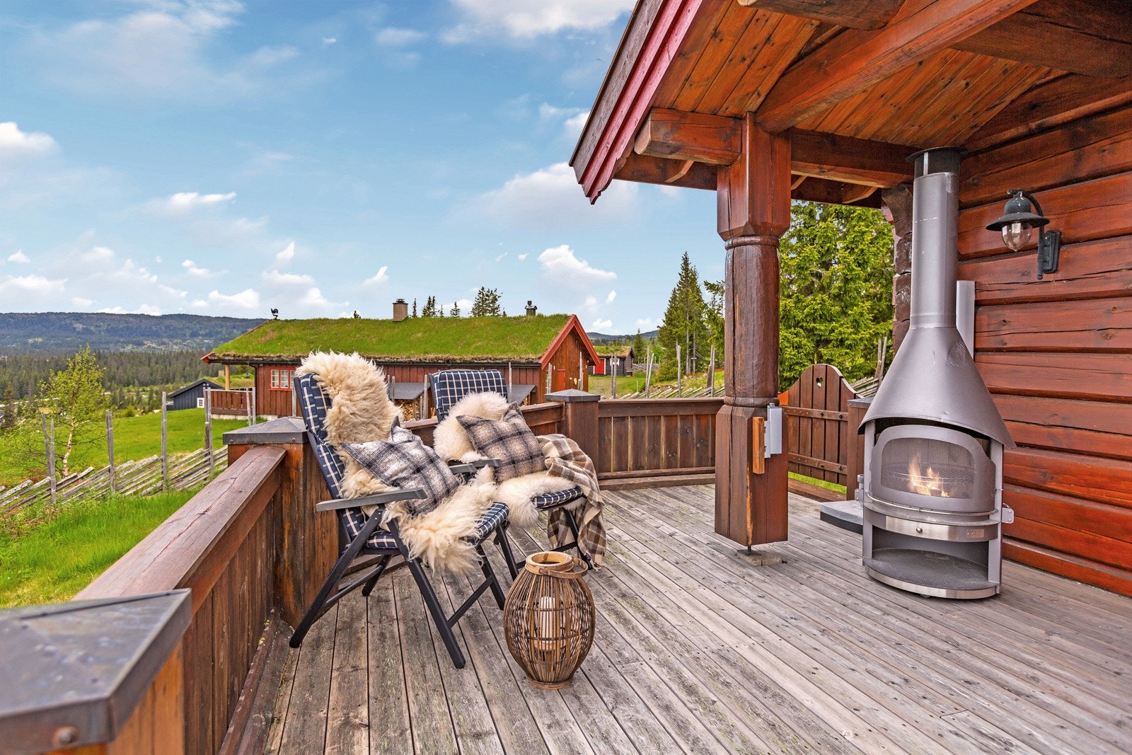 Fra stuen er det utgang til en stor og solrik terrasse med god plass til både utemøbler og grill. Galleribilde