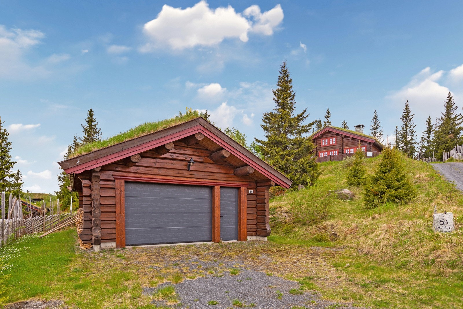 I tillegg til hytta har eiendommen en dobbelgarasje samt isolert uthus med innlagt strøm Galleribilde