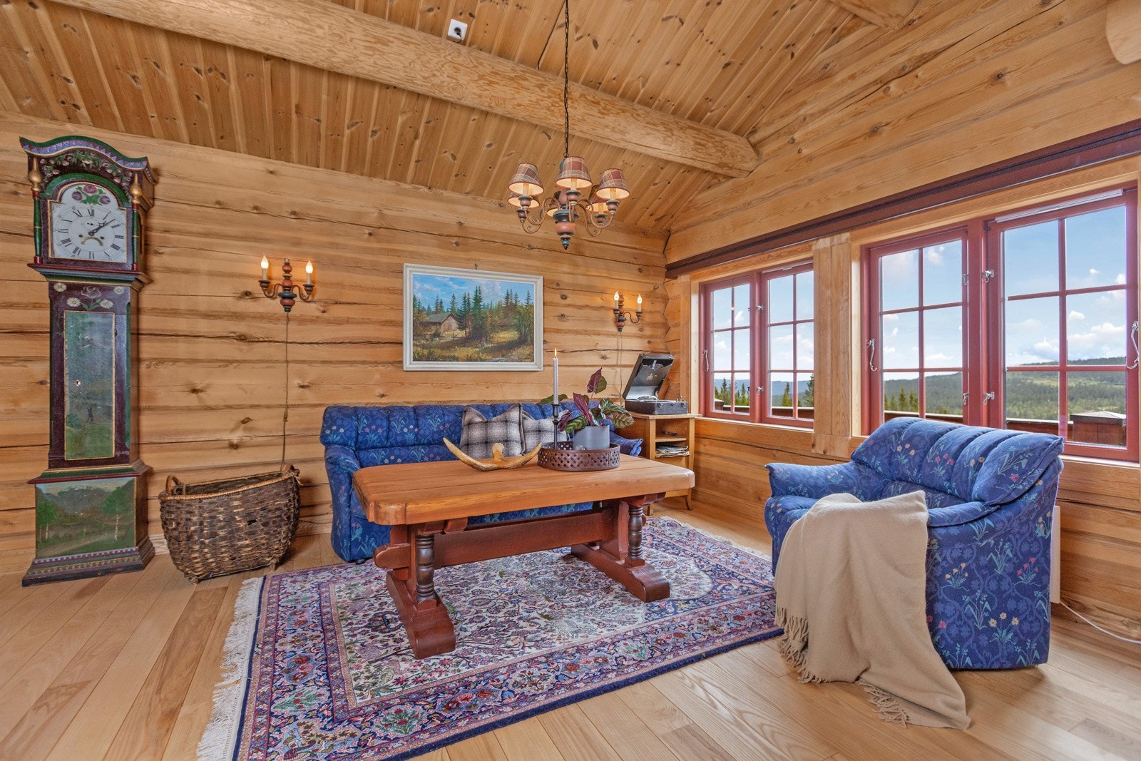 God takhøyde og store vindusflater gir rommet mye naturlig lys og flott utsyn Galleribilde