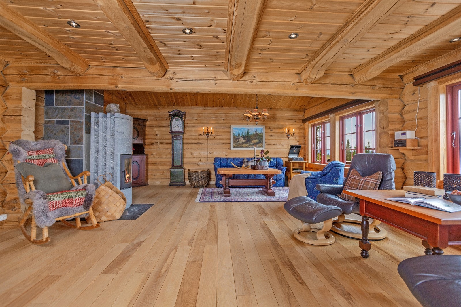 Stor og flott stue med god plass til både sofakrok og øvrig møblement Galleribilde